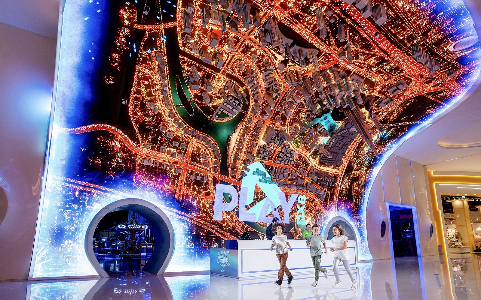 Mga bisita na nag-eenjoy sa mga virtual reality games sa Play DXB, Dubai Mall gamit ang Pay and Play Pass.