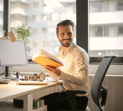 Entreprenör arbetar med digital factoringlösning