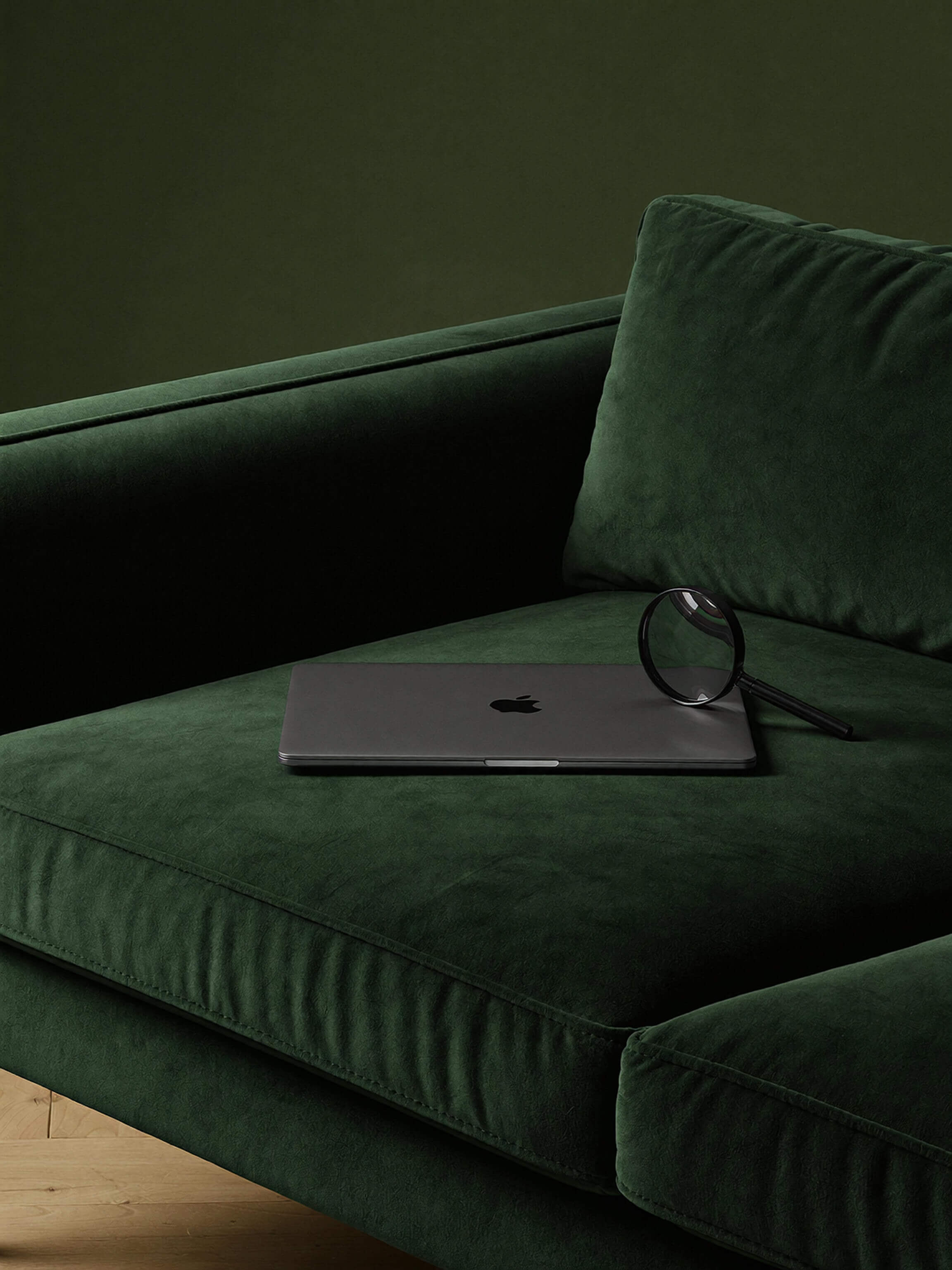 Photo d'un mackbook et d'une loupe