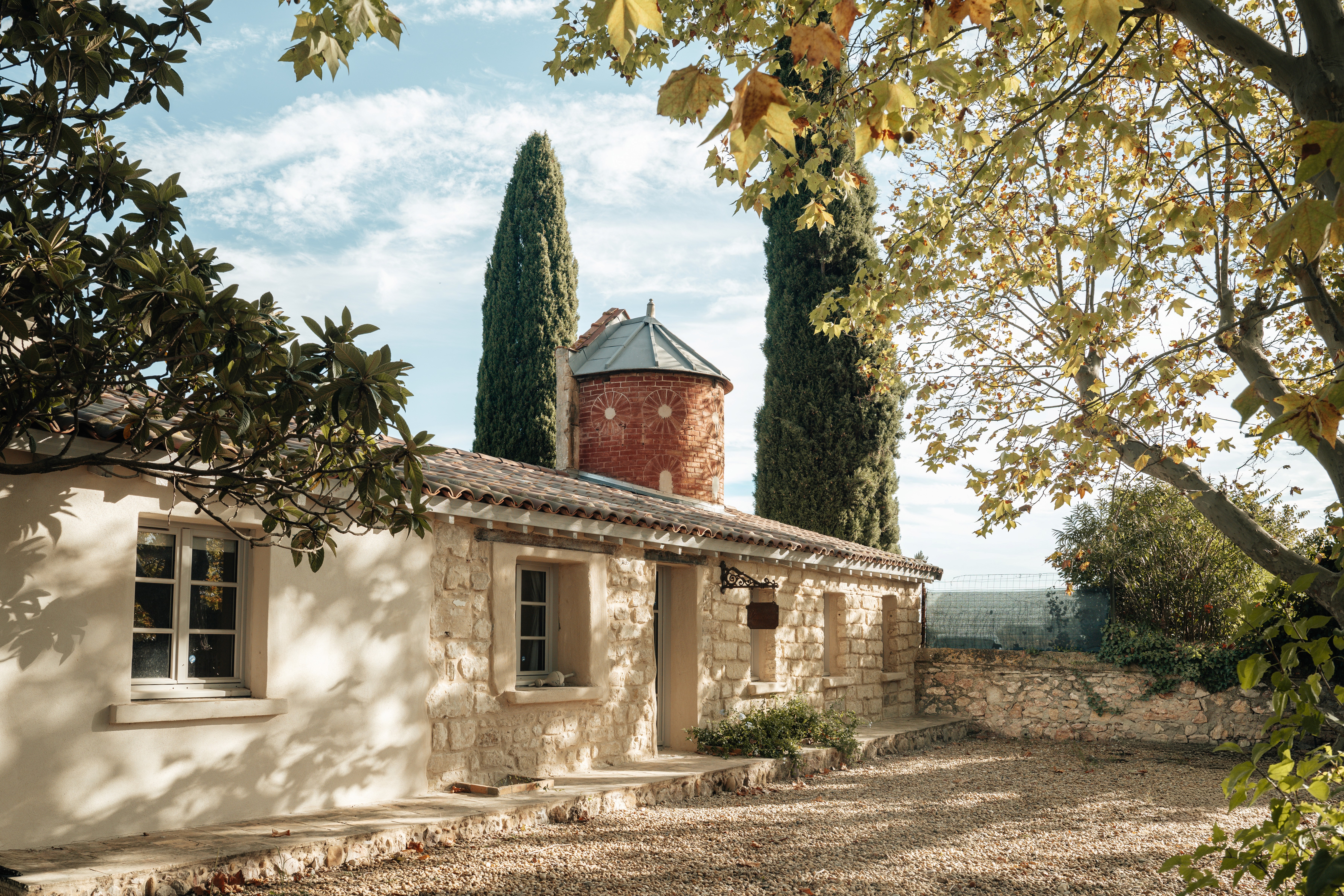 Réhabilitation d'une demeure en pierre par Karbone Architectes, agence d'architecture à Montpellier spécialisée dans la rénovation de maisons anciennes, mas languedociens, demeures de caractère, domaines viticoles et propriétés patrimoniales. Projet architectural sur mesure conciliant restauration du patrimoine, conservation des façades en pierre naturelle, menuiseries traditionnelles, architecture contemporaine discrète et amélioration des performances énergétiques. Architecte expert en rénovation de bâtiments anciens, bastides, granges, maisons de campagne et domaines dans l'Hérault, le Gard, l'Aude et l'ensemble de l'Occitanie. Valorisation du patrimoine bâti, intégration paysagère, architecture méditerranéenne, rénovation de caractère, restauration des matériaux anciens et création d'espaces de vie lumineux dans le respect de l'identité historique du lieu. Accompagnement complet de la conception au suivi des travaux pour des projets de rénovation haut de gamme adaptés aux exigences contemporaines.