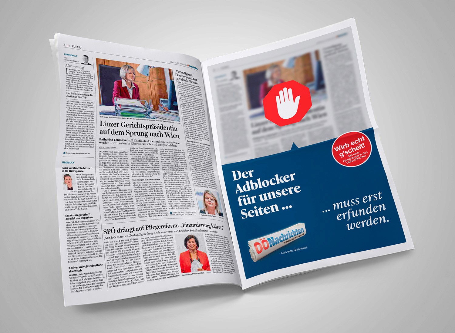 Eine aufgeklappte Zeitung zeigt eine OÖNachrichten-Anzeige mit dem Text „Der Adblocker für unsere Seiten … muss erst erfunden werden.“ und dem Slogan „Wirb echt g’scheit!“.