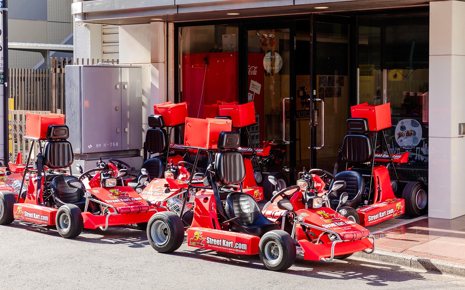 Xe go-kart xếp hàng cho trải nghiệm Đua Xe Go-Kart Shibuya trên đường phố Tokyo.