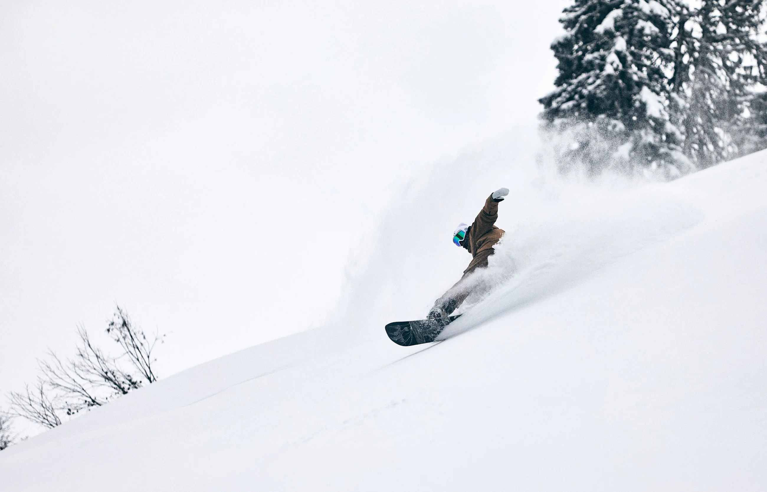 Splitboarder die stijle afdaling maakt.