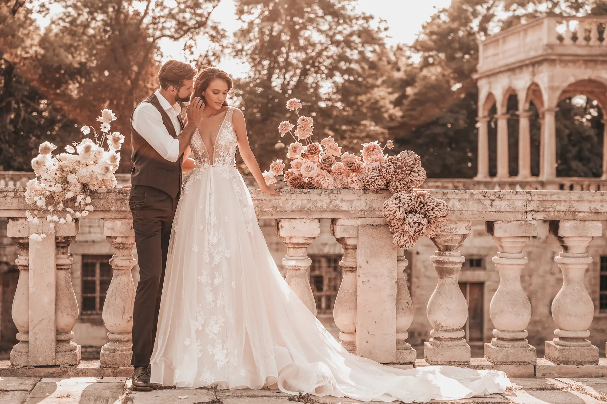 Ein Hochzeitsfoto eines Brautpaares. Die Braut trägt ein A-Linie-Brautkleid.