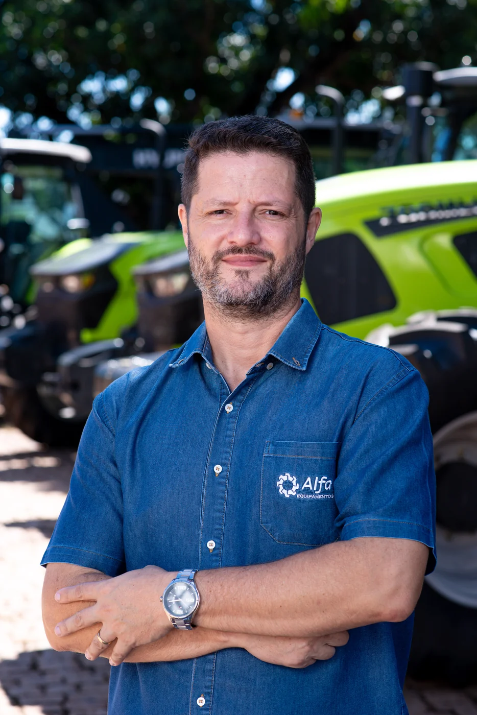 Colaborador da Alfa Equipamentos com máquinas pesadas Zoomlion em Mato Grosso do Sul