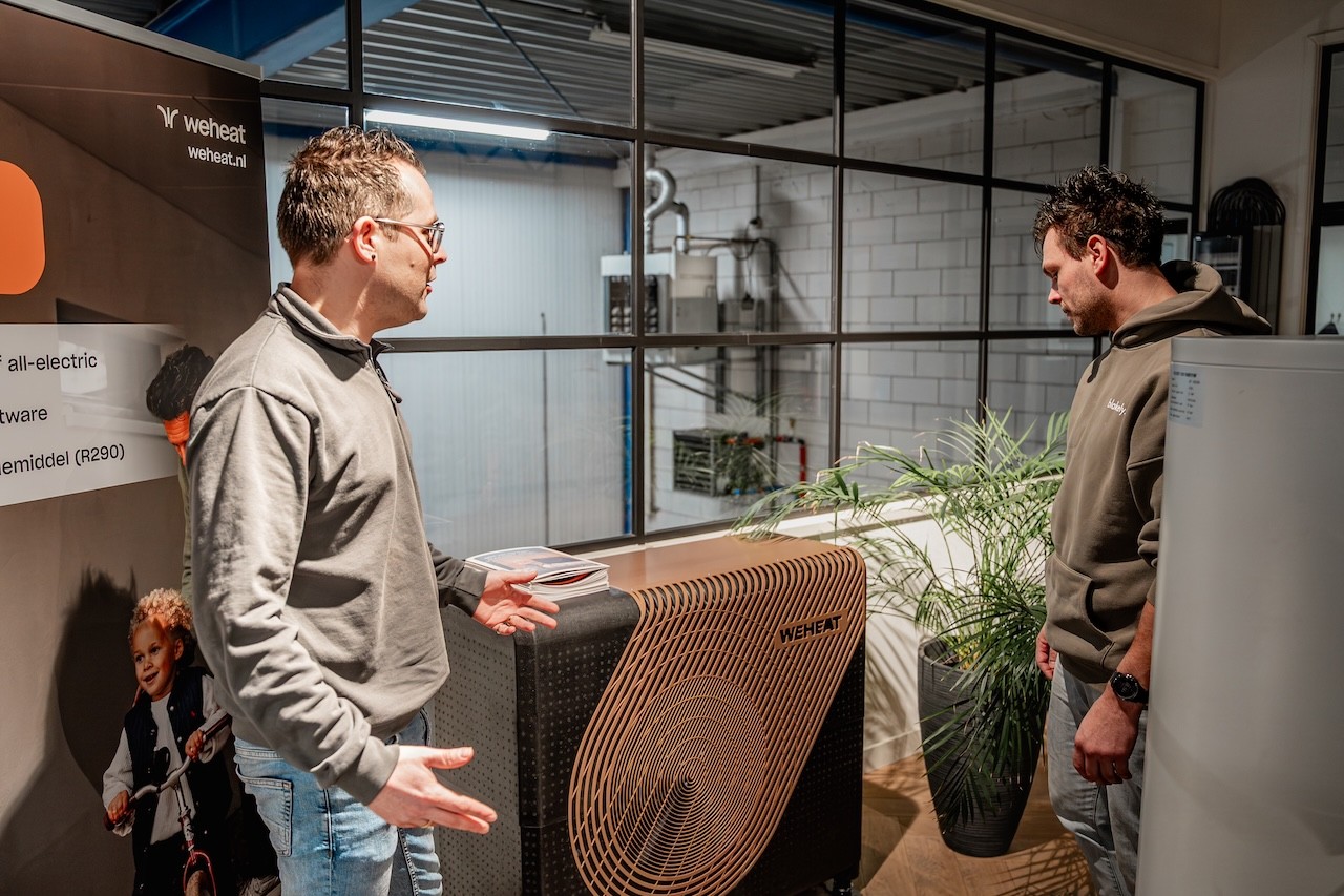 Twee medewerkers in het inspiratiecentrum - Schimmel Techniek