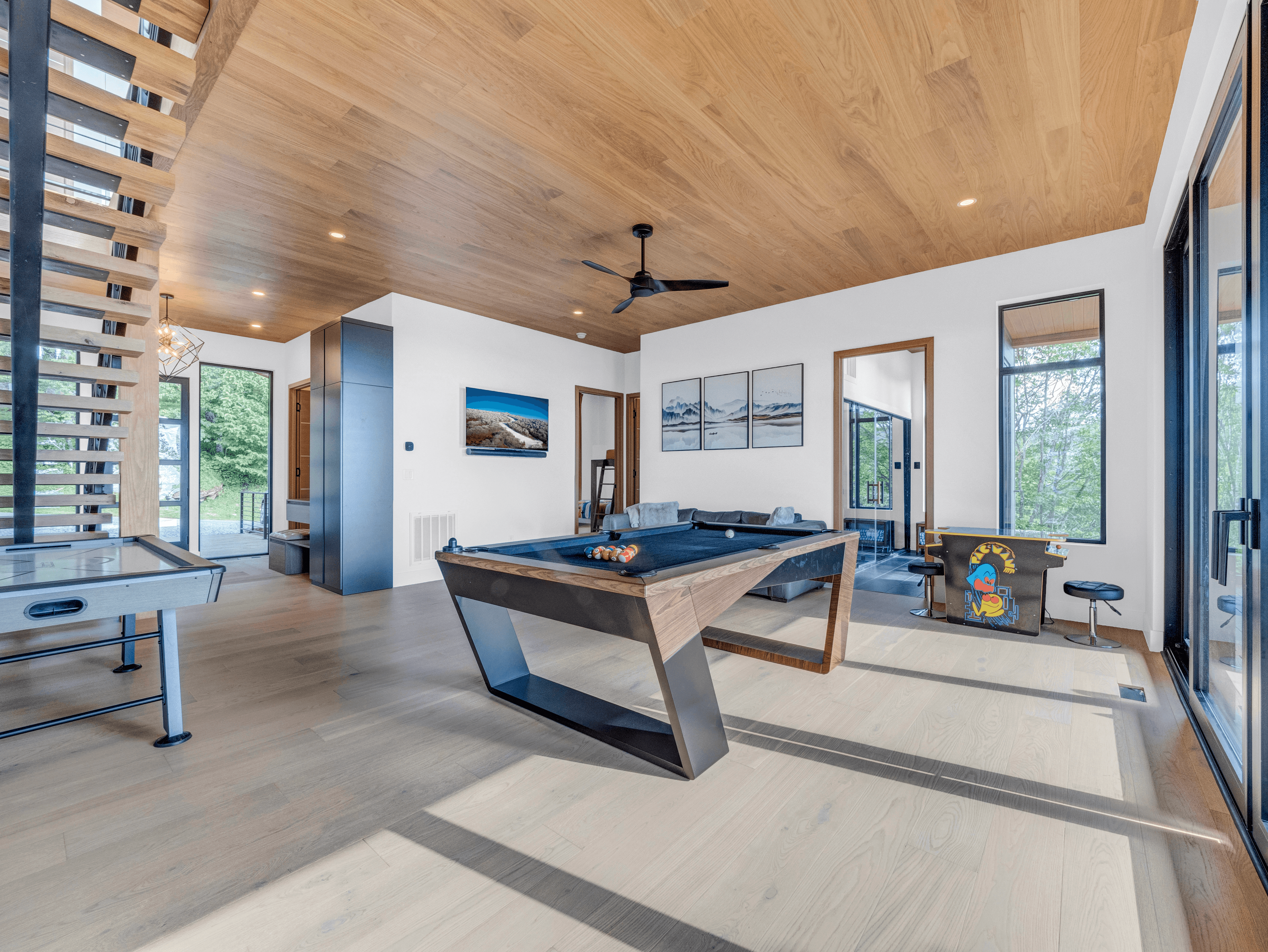 Second king guest bedroom with modern furnishings at Beech Harmony