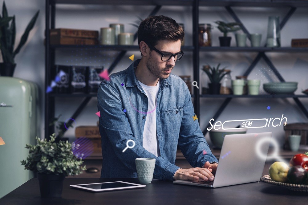 Mann am Laptop mit einer Suchleiste vor ihm im Bild