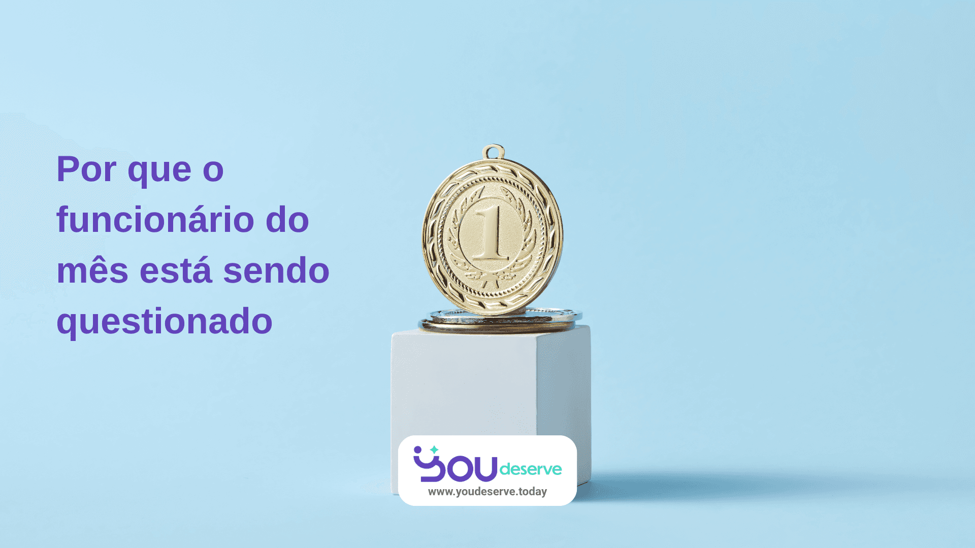 Medalha dourada sobre pedestal em fundo azul claro, ilustrando o formato clássico de funcionário do mês