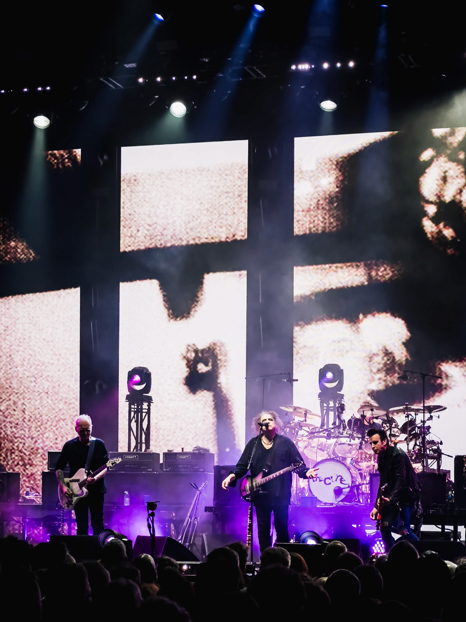 The Cure devant un immense « M » lumineux en toile de fond, Zénith de Nantes