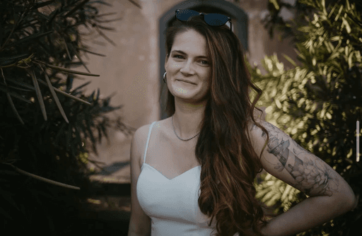 Fotografin Katharina Godau schaut lächelnd in die Kamera.