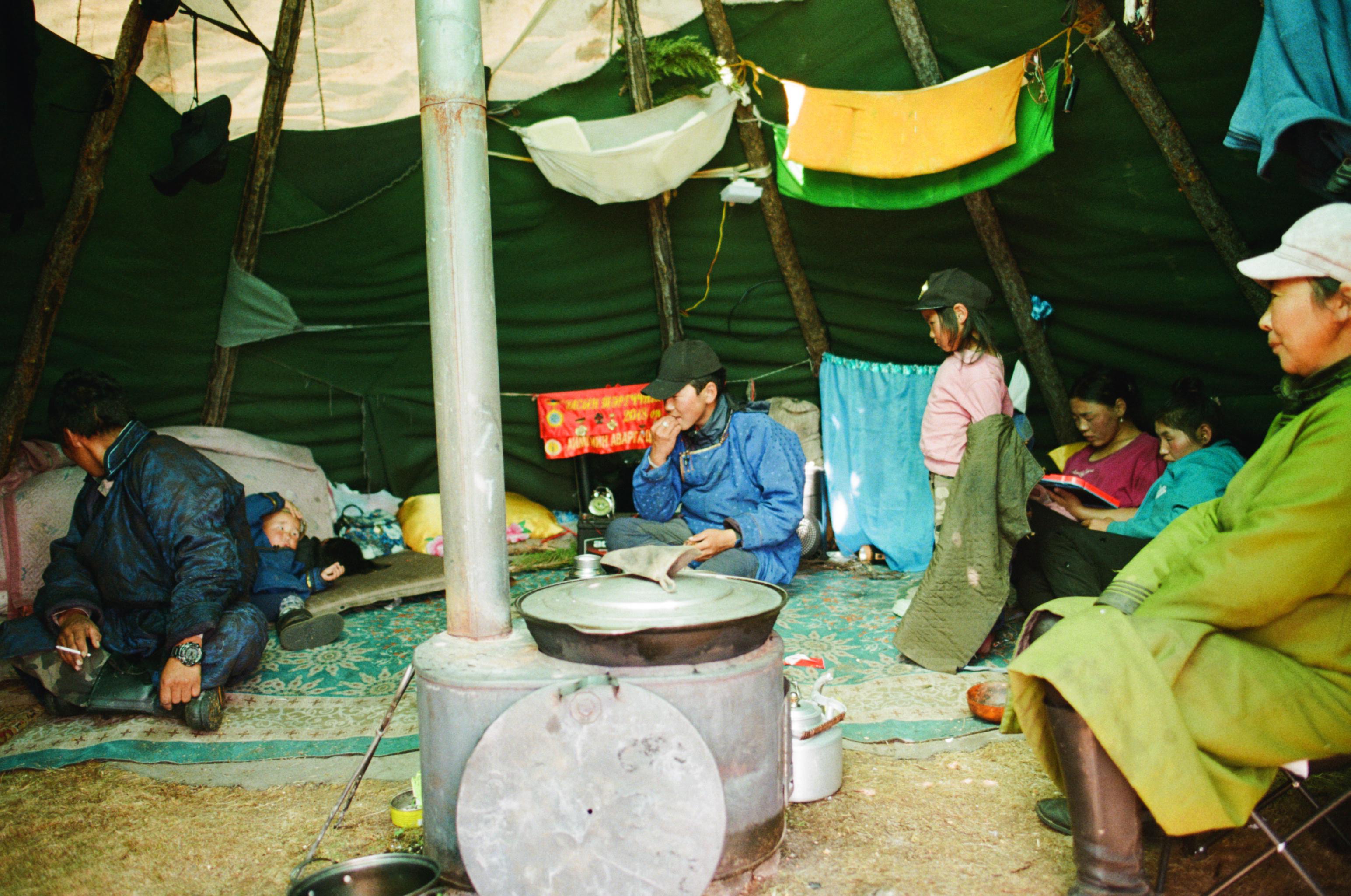 몽골의 투어 가이드가 고비 사막에서 오프로드 차량을 이용하는 것