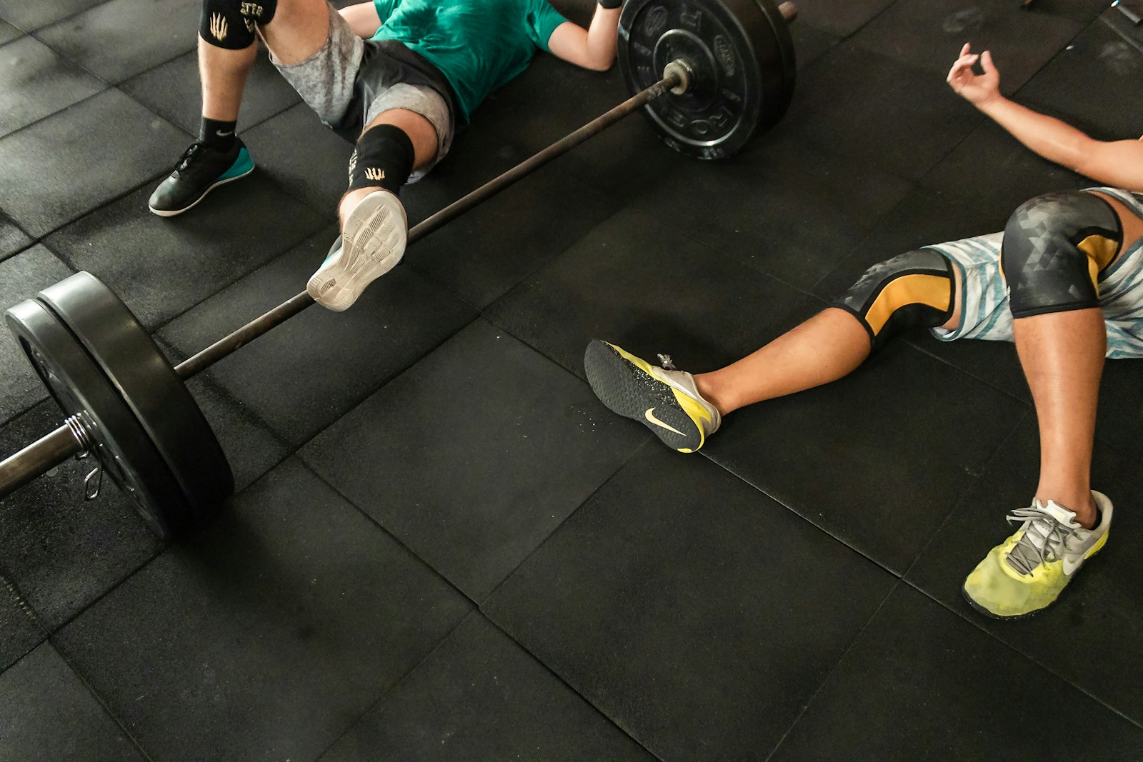 Pessoas treinando em academia real com equipamentos.