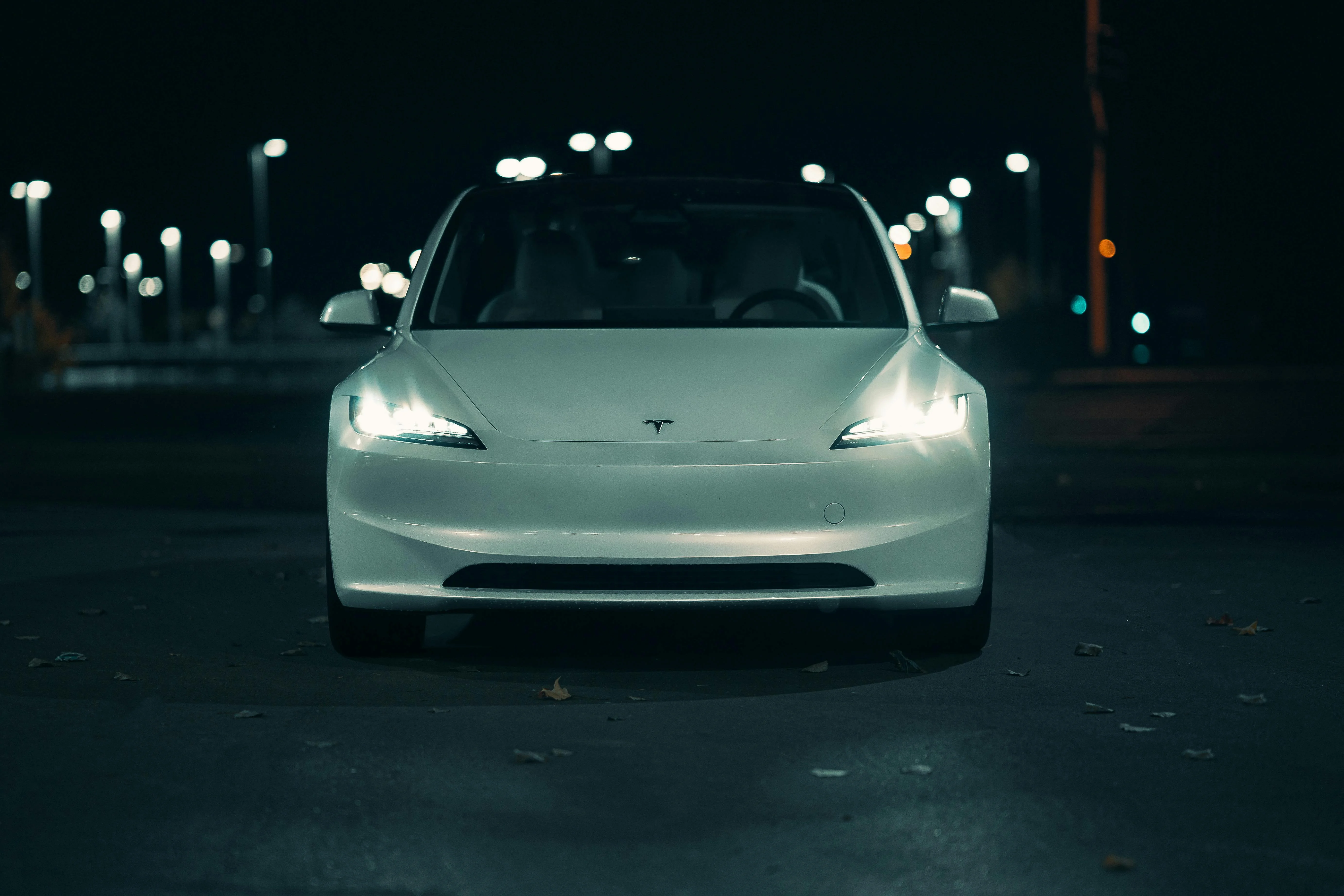 Voiture électrique moderne de nuit illustrant la motorisation zéro émission.