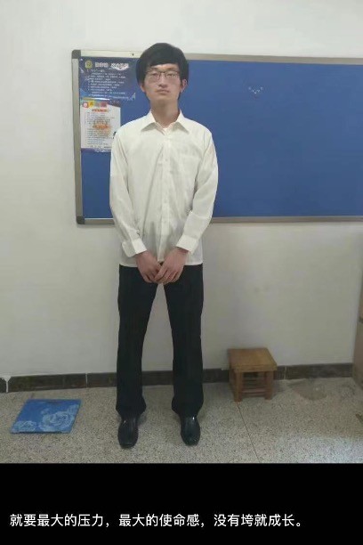 一名青年在教室站立