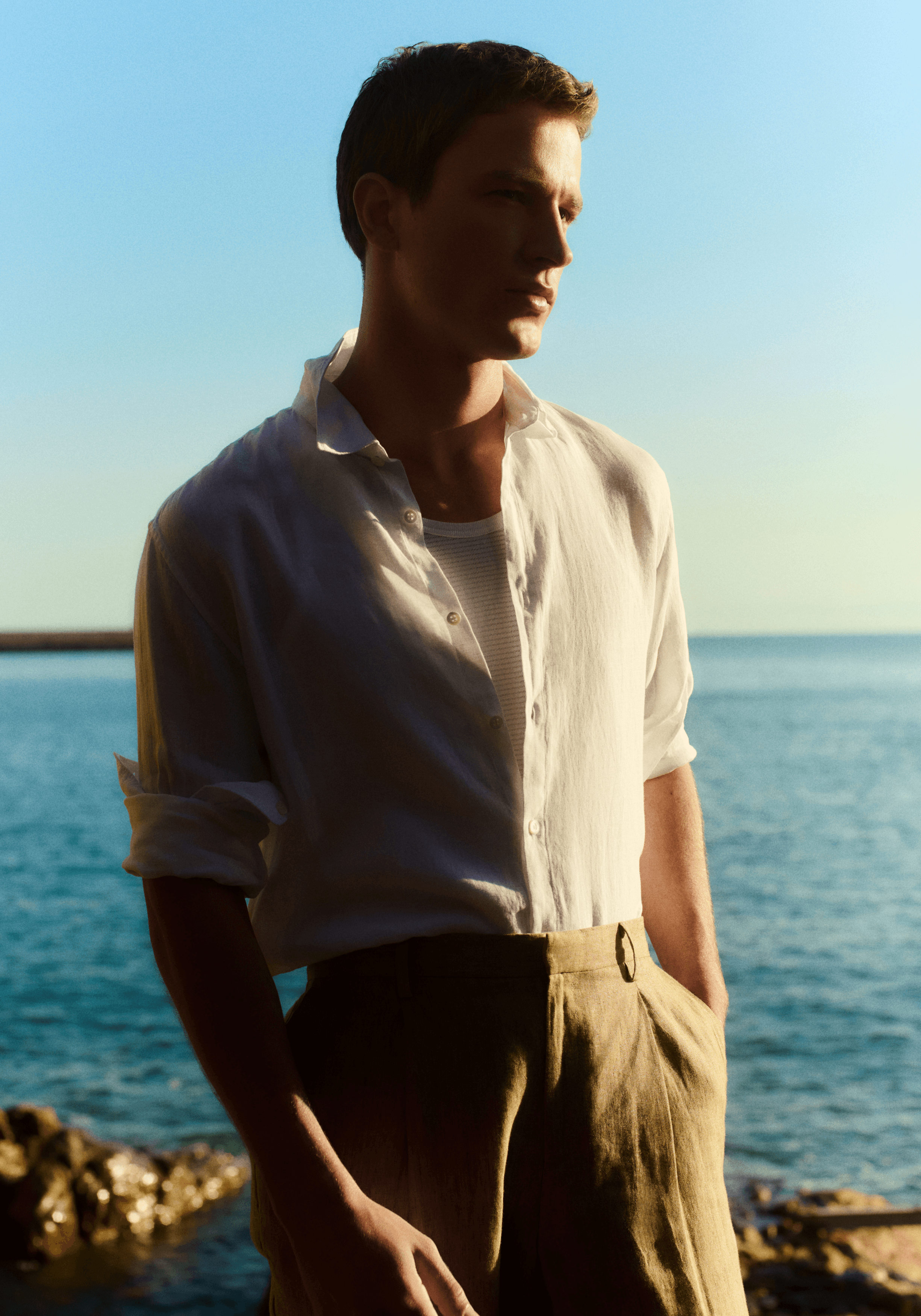 Un mannequin porte en bord demer une chemise blanche Sunspel