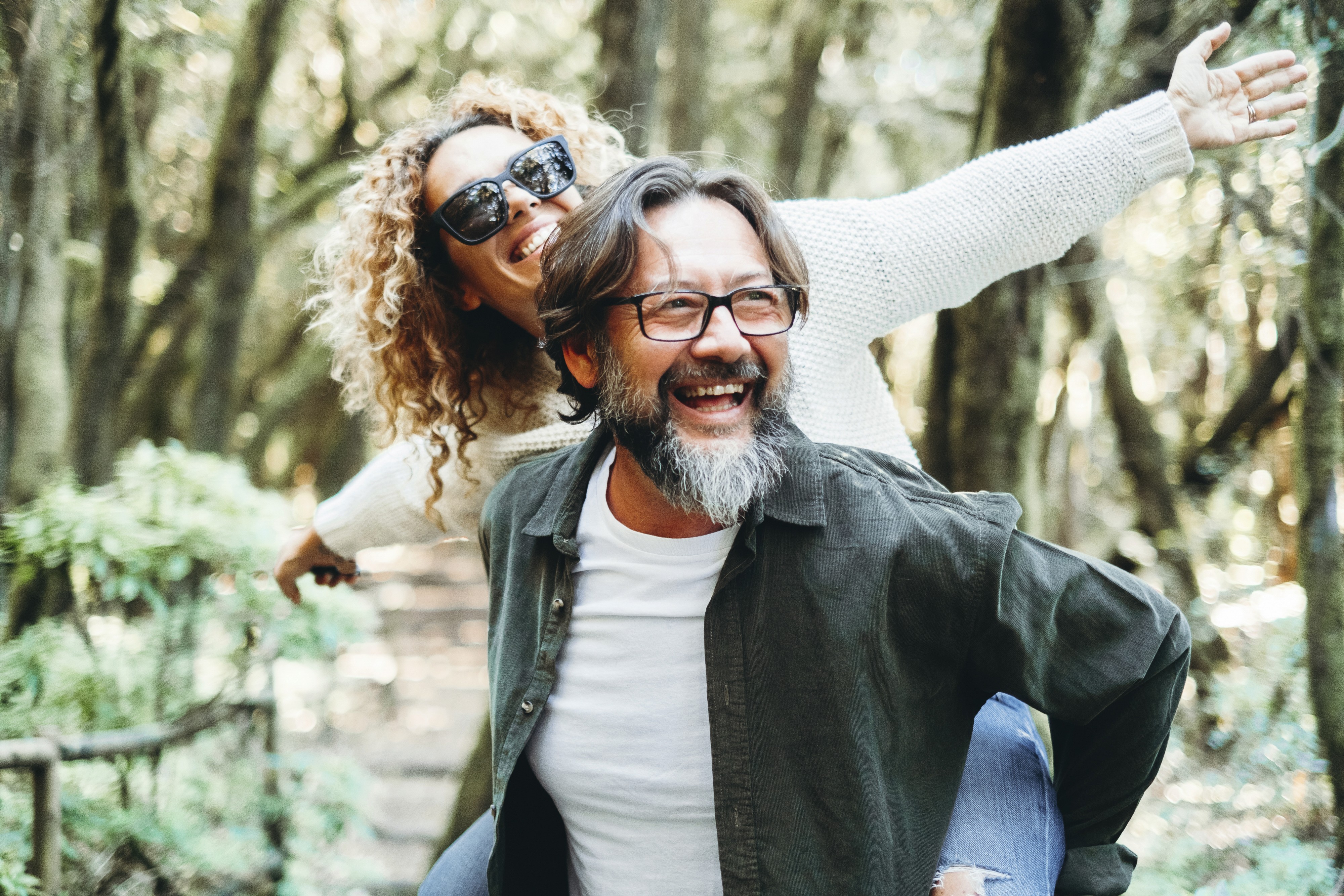 Flaga Unii Europejskiej z dwunastoma żółtymi gwiazdami na niebieskim tle, powiewająca na wietrze na tle częściowo zachmurzonego nieba.