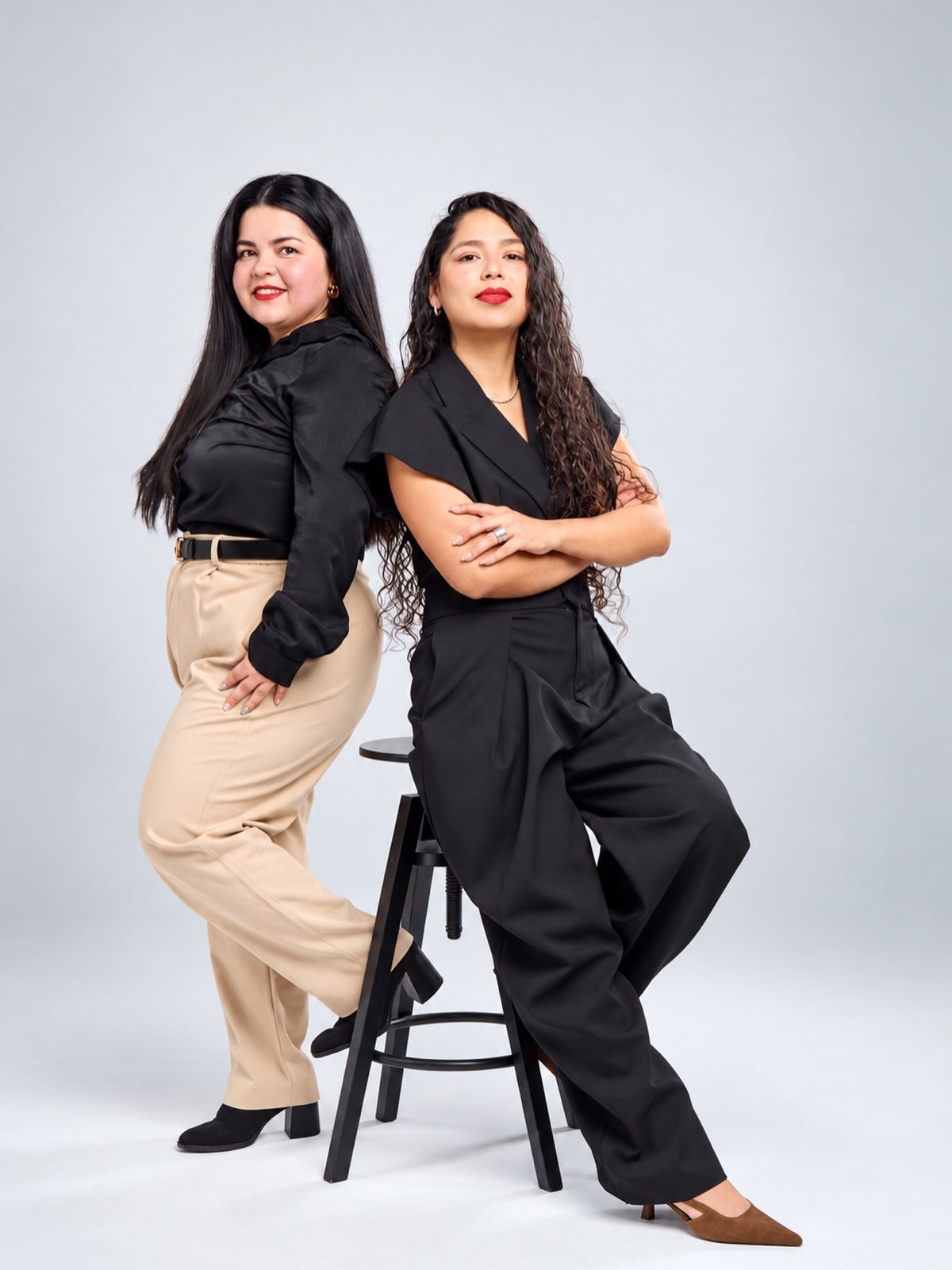 Karla Arias a la izquierda y Angelith Marchinares a la derecha, equipo de AM Extranjería España