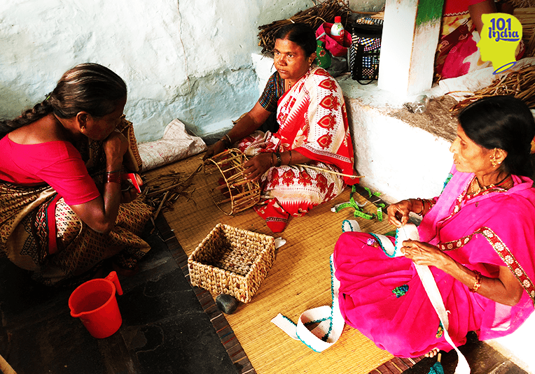 Making baskets from water hyacinth grass