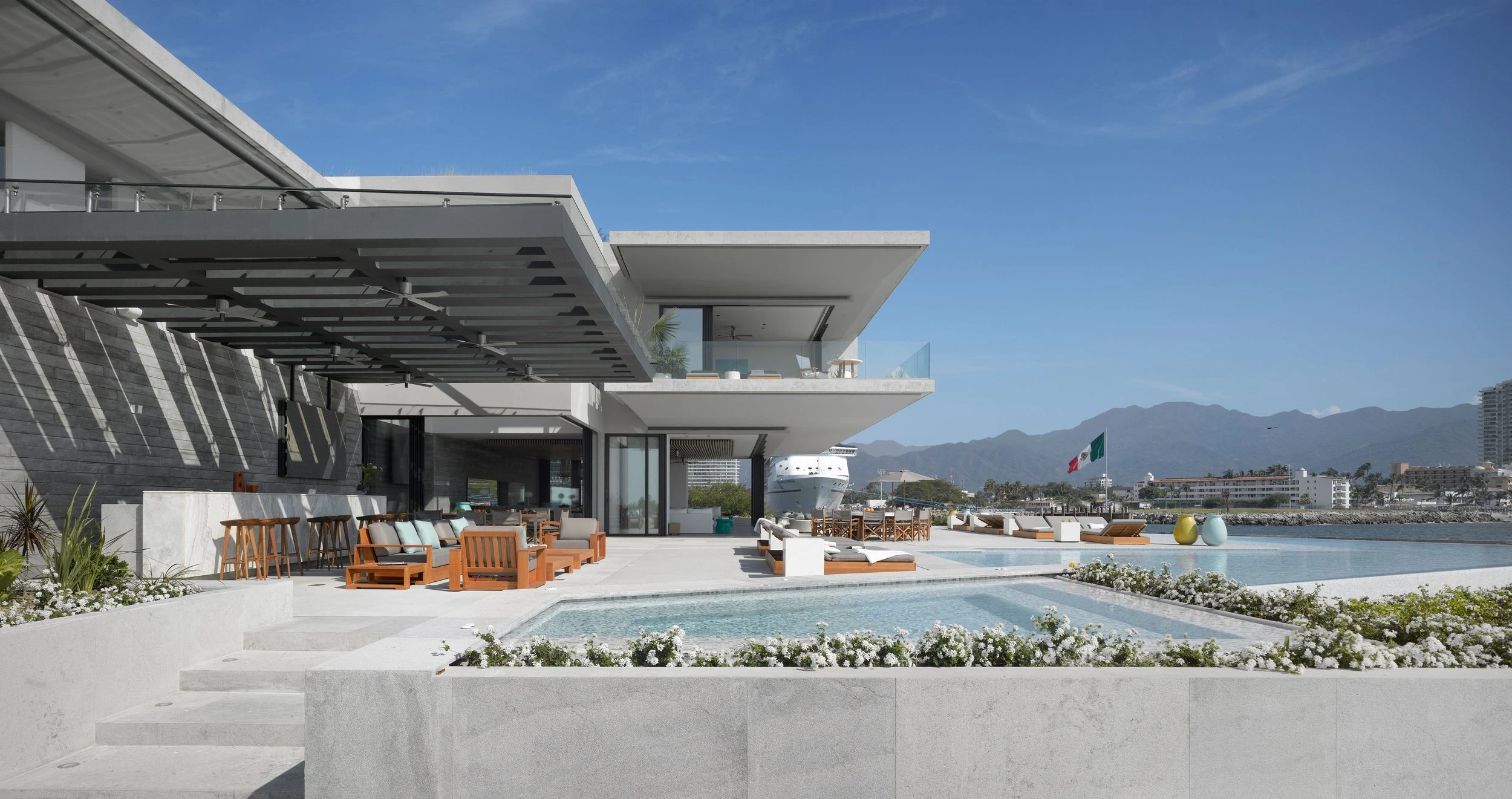 Vallarta House en Puerto Vallarta, proyecto de Ezequiel Farca Studio con cancelería premium y espacios residenciales de lujo frente al mar