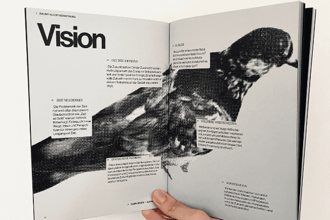 Doppelseite einer Broschüre mit der Vision des Projektes "Temporal Ecospheres": Zeit neu denken, Ort der Hoffnung, Speculative Futuring, co-create, Wildtiere wertschätzen, Kooperation