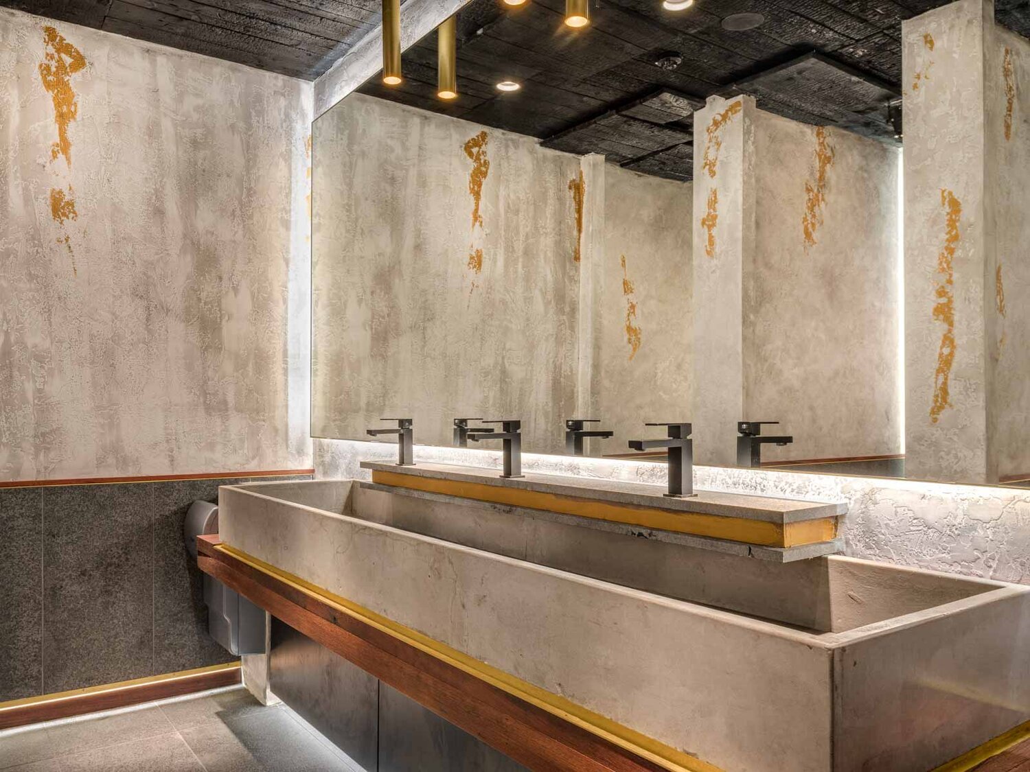 Photo by Frank Ariuba