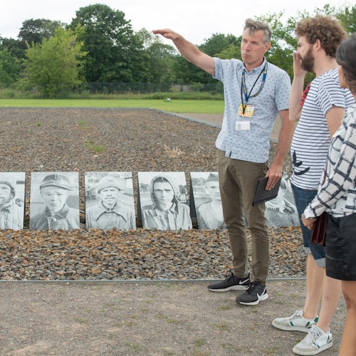 작센하우젠 수용소 기념관에서의 가이드와 방문객