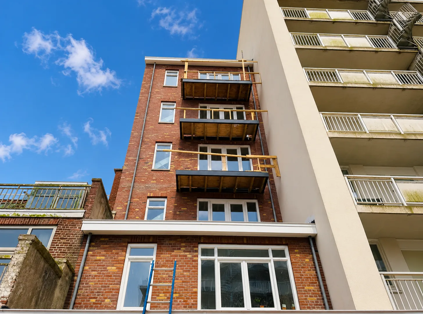 Gevelrenovatie met kunststof kozijnen bij hotel aan de Gevers Deynootweg in Scheveningen