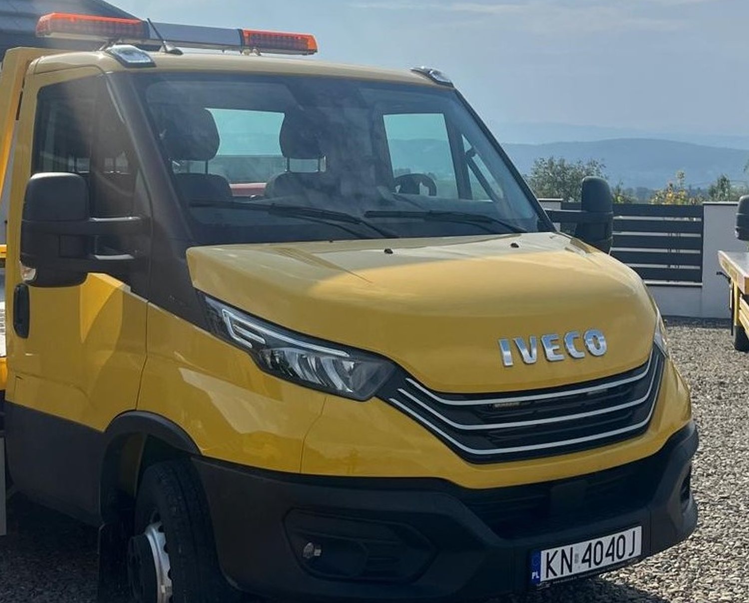 Pomoc drogowa 24h – laweta Iveco przy awarii auta, które nie odpala