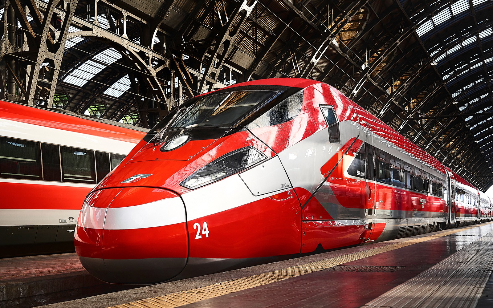 Kereta cepat di Stasiun Firenze Santa Maria Novella menuju Roma Termini.
