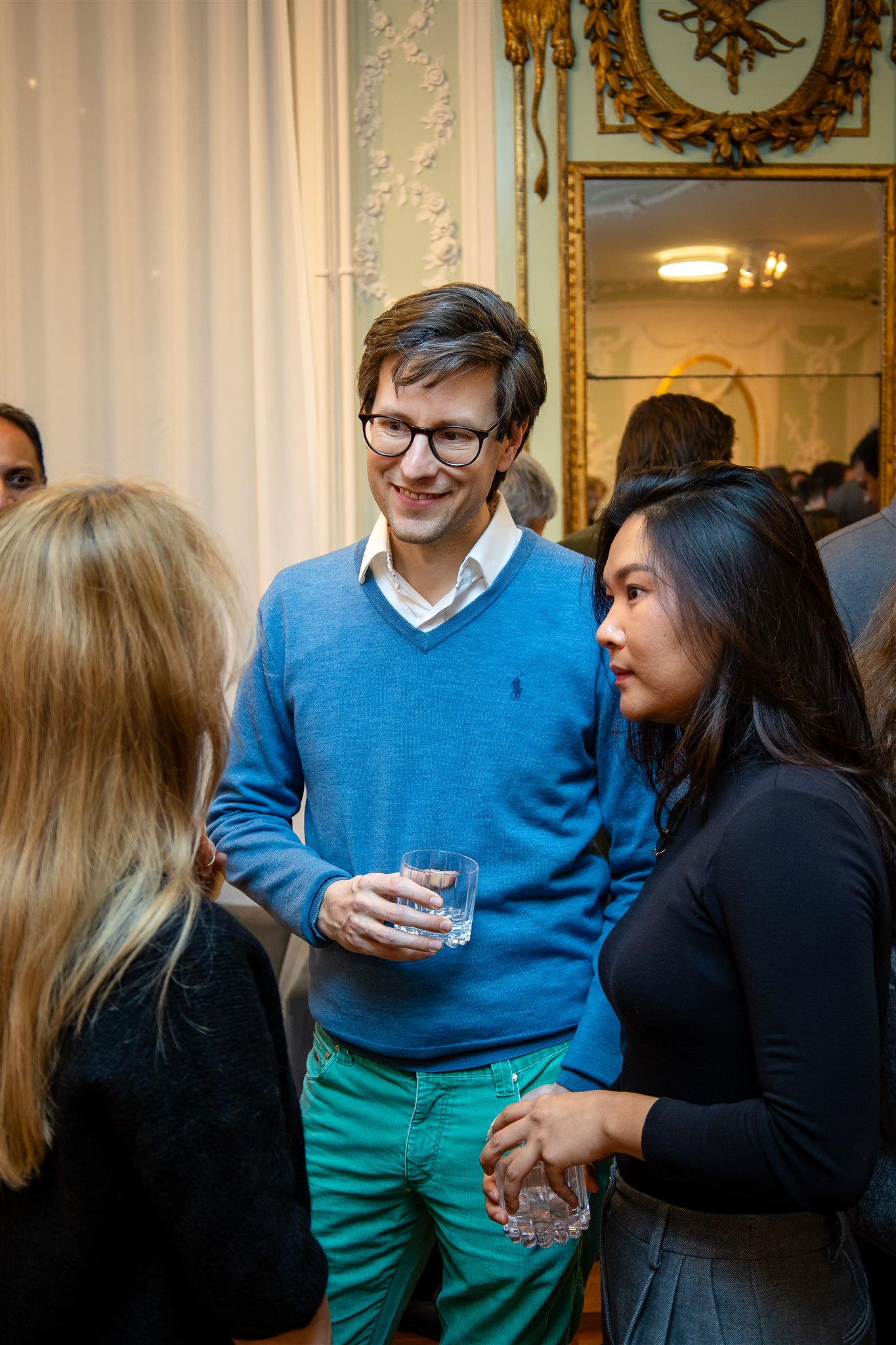 Guests interacting in small group during Recht KI launch event in Zurich
