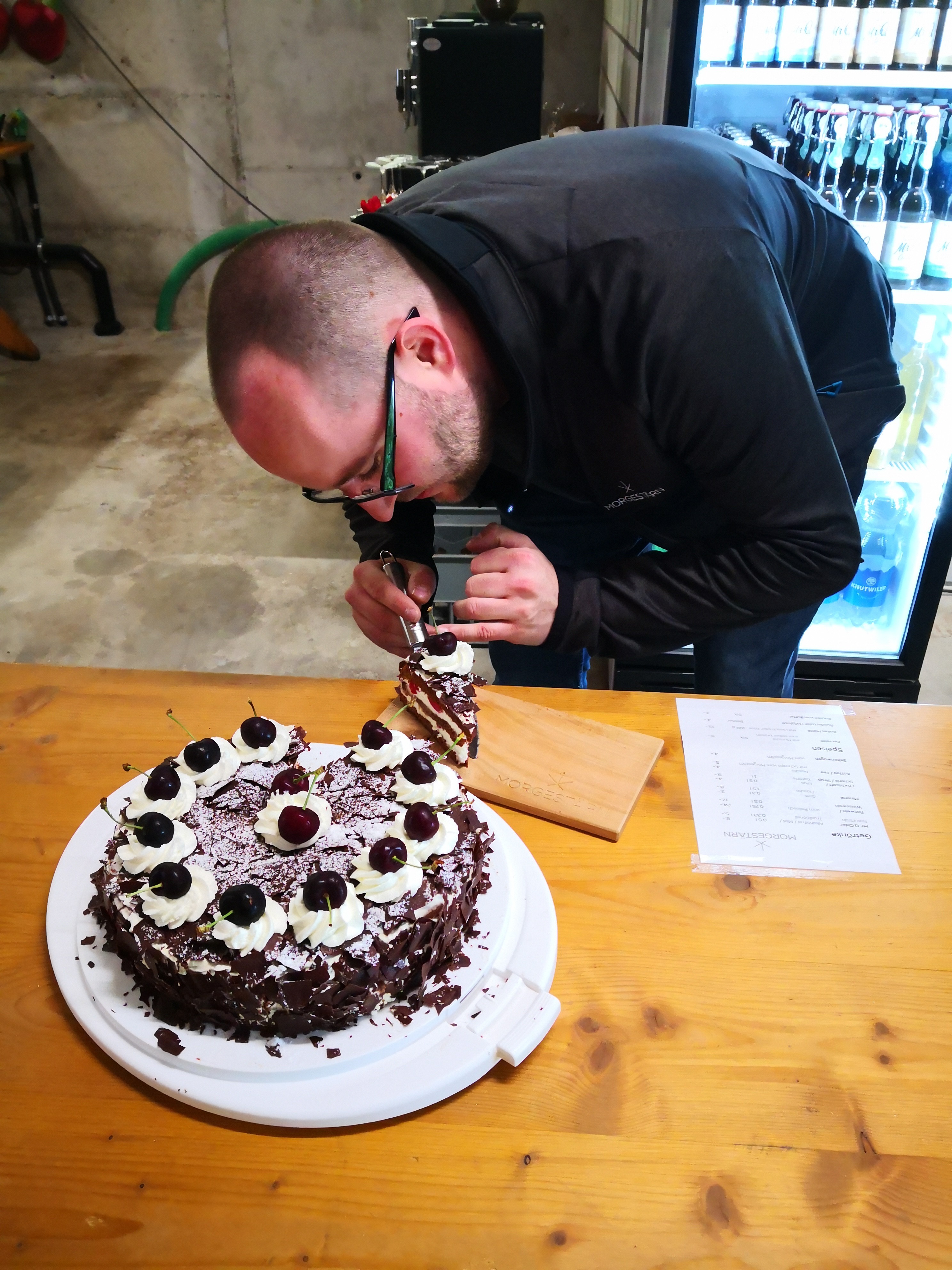 Schwarzwälder Kirschtorte mit liebe serviert