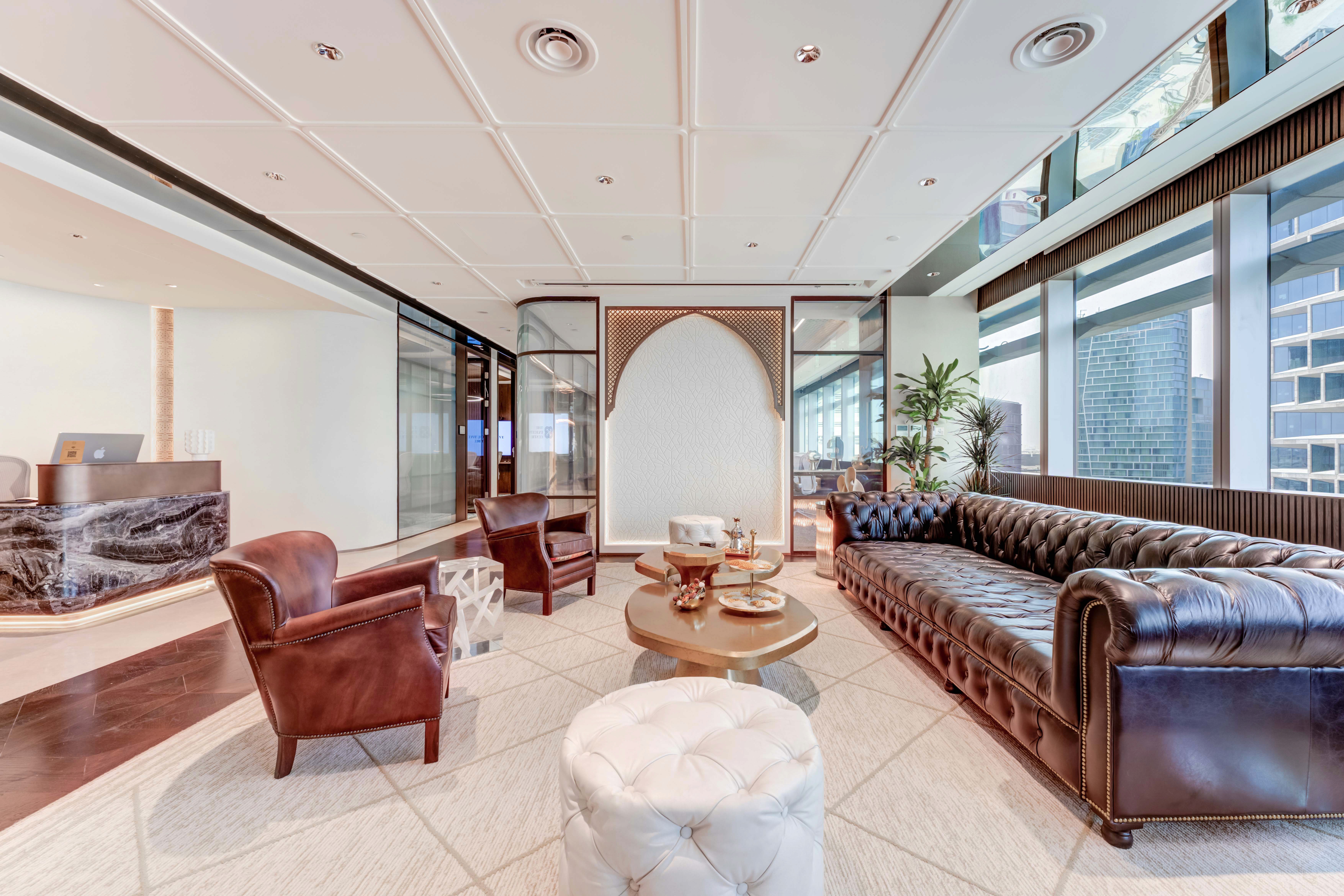 قاعة مناسبات مريحة مصممة بأثاث كلاسيكي فاخر.