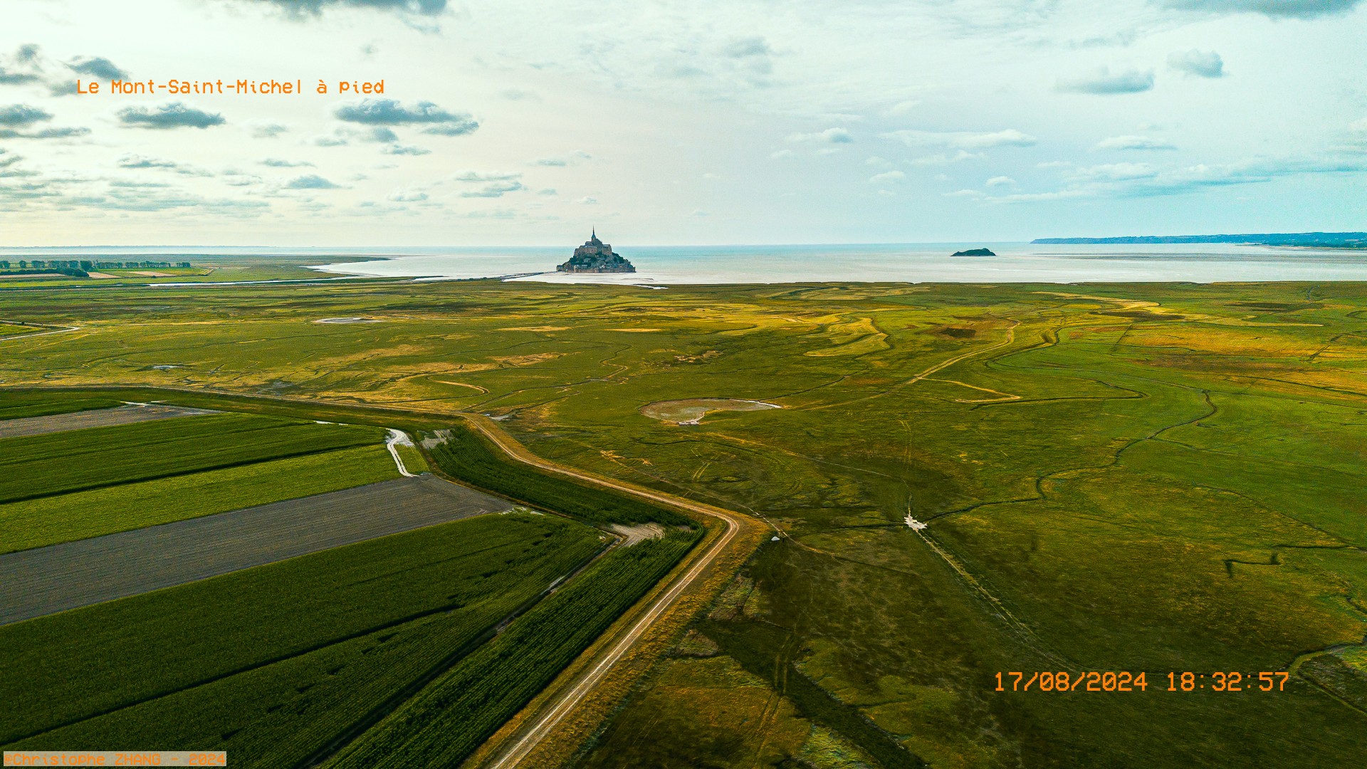 Vue aérienne du Mont Saint-Michel et de Tombelaine.