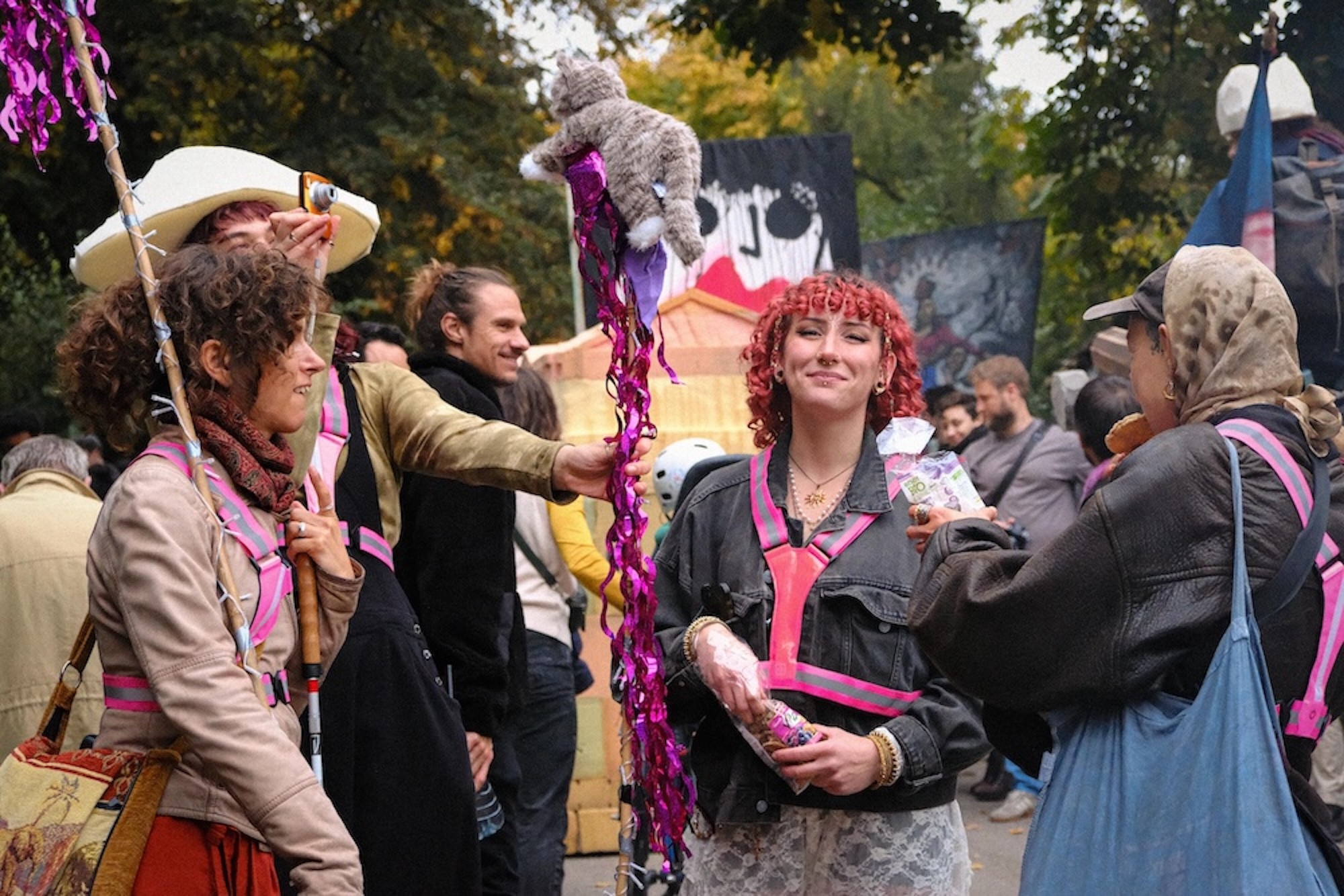 Bunt gekleidetes Awareness Team bei einer Demonstration