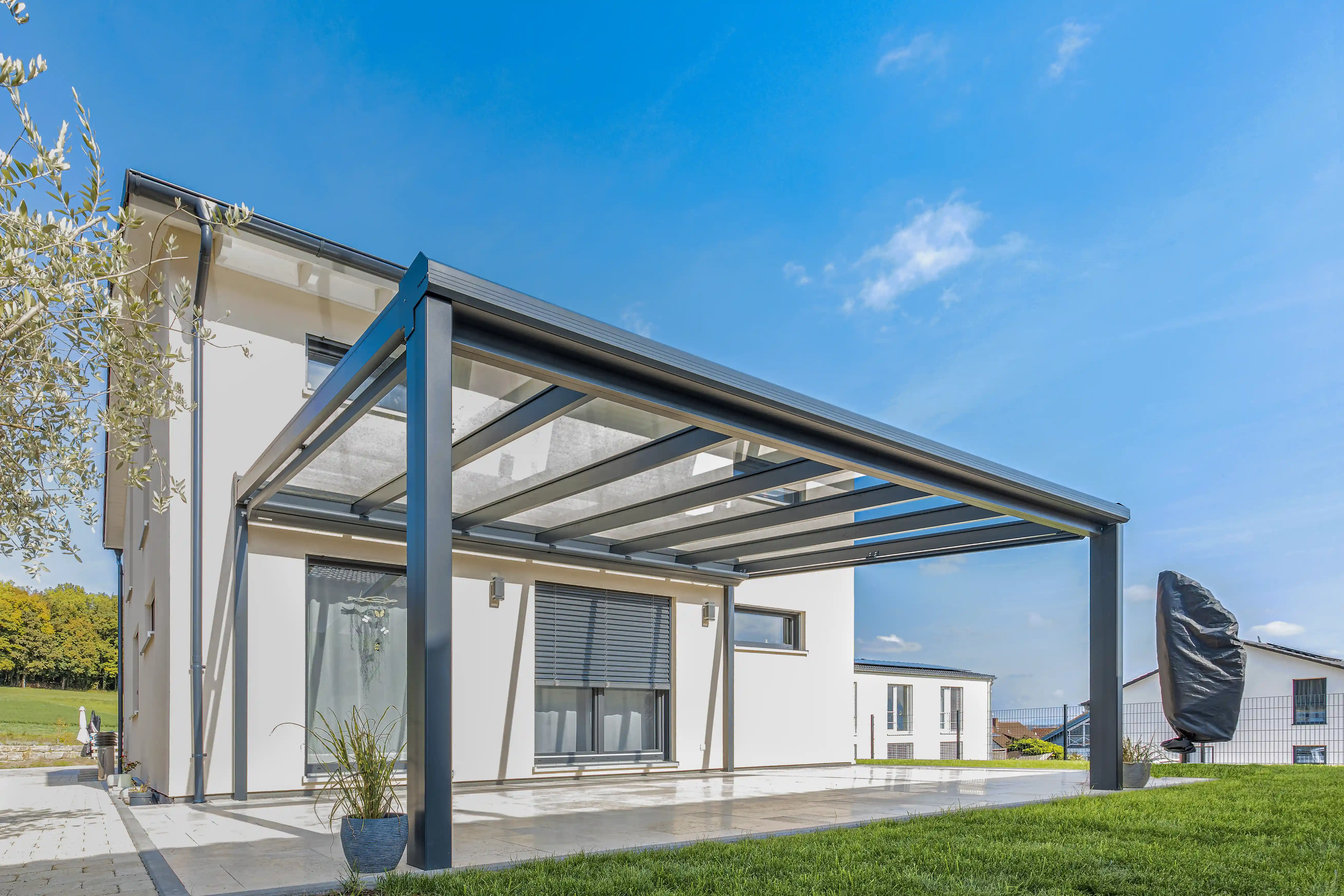 Terrassendach in 7016 anthrazit mit großer freitragender Spannweite von 6 meter