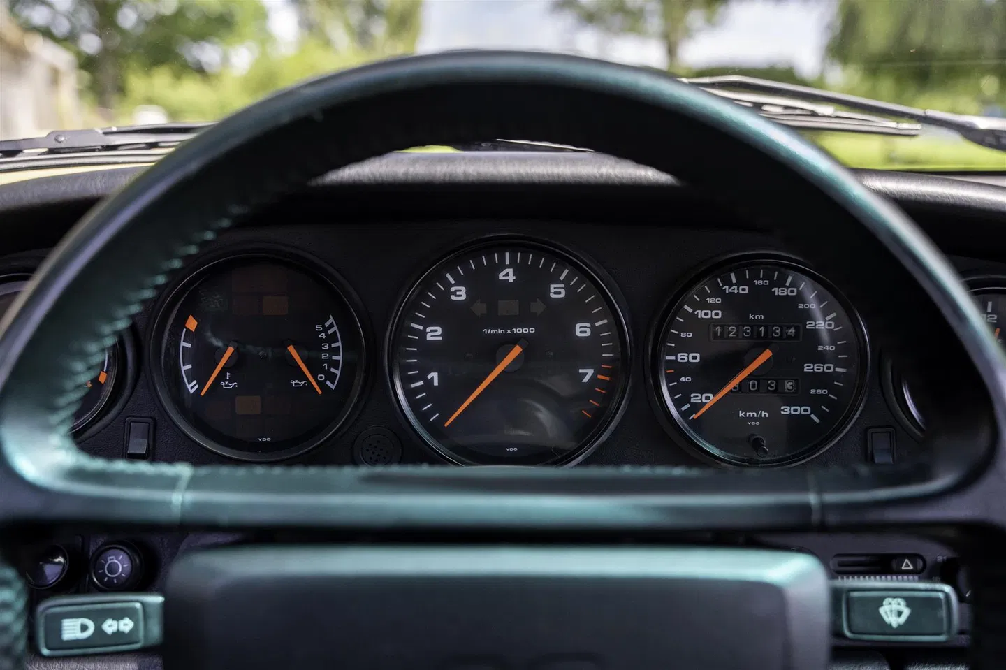 Instrument cluster with rev counter and kilometre speedometer
