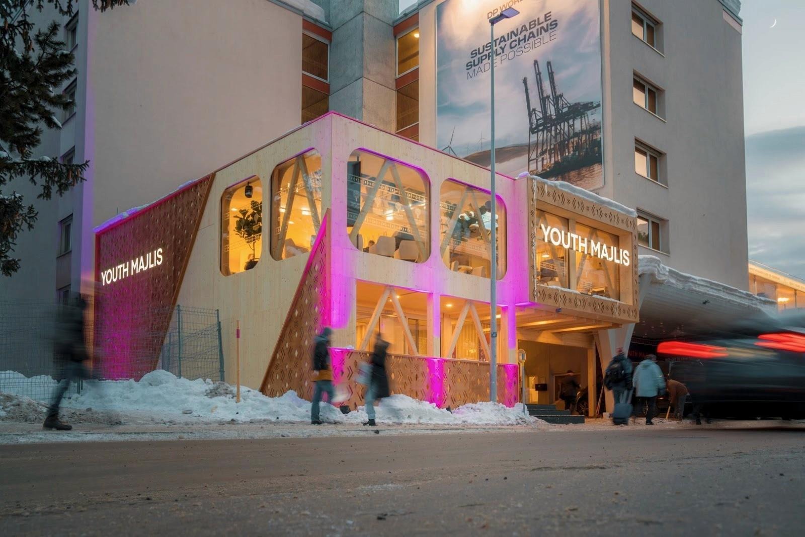 صورة لمبنى "Youth Haus" في الليل بأضواء زاهية، يمثل المرافق الشبابية في مدينة الامير محمد بن سلمان.