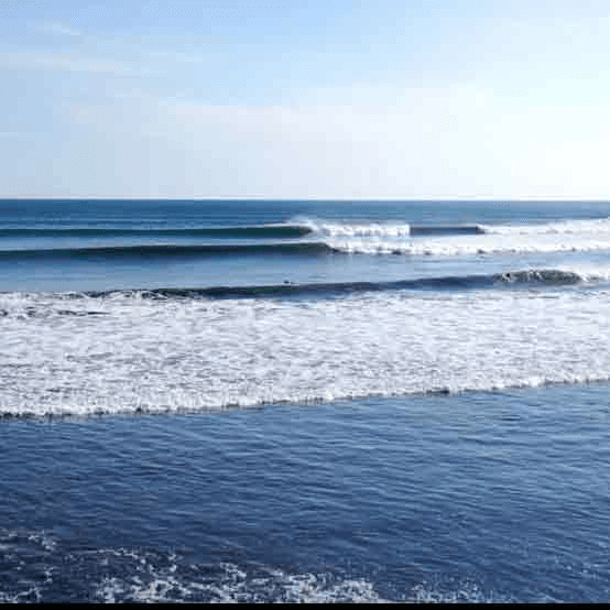 Ocean waves on a clear day – surfboard rental in la-libertad