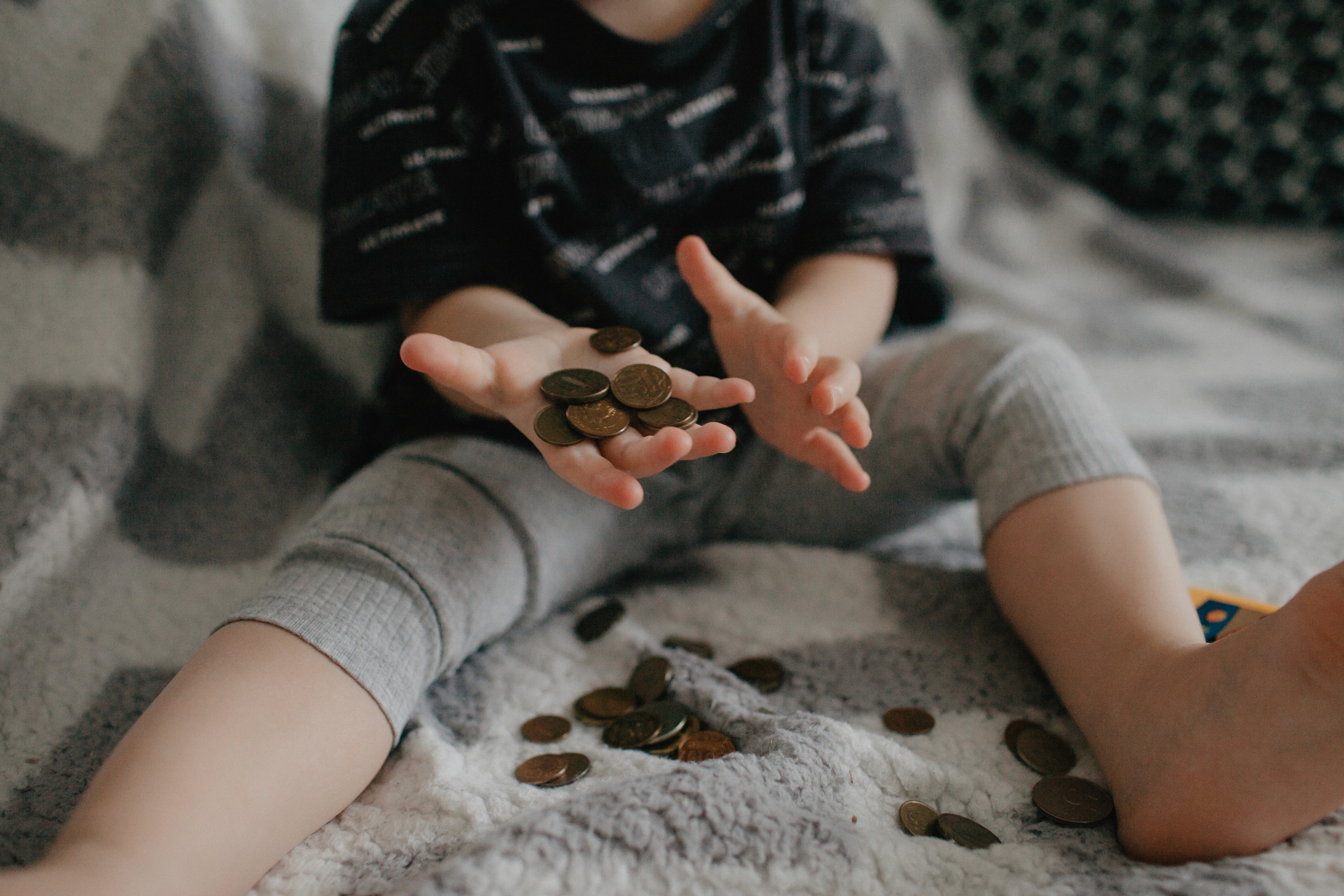 Kind spielt mit Geld