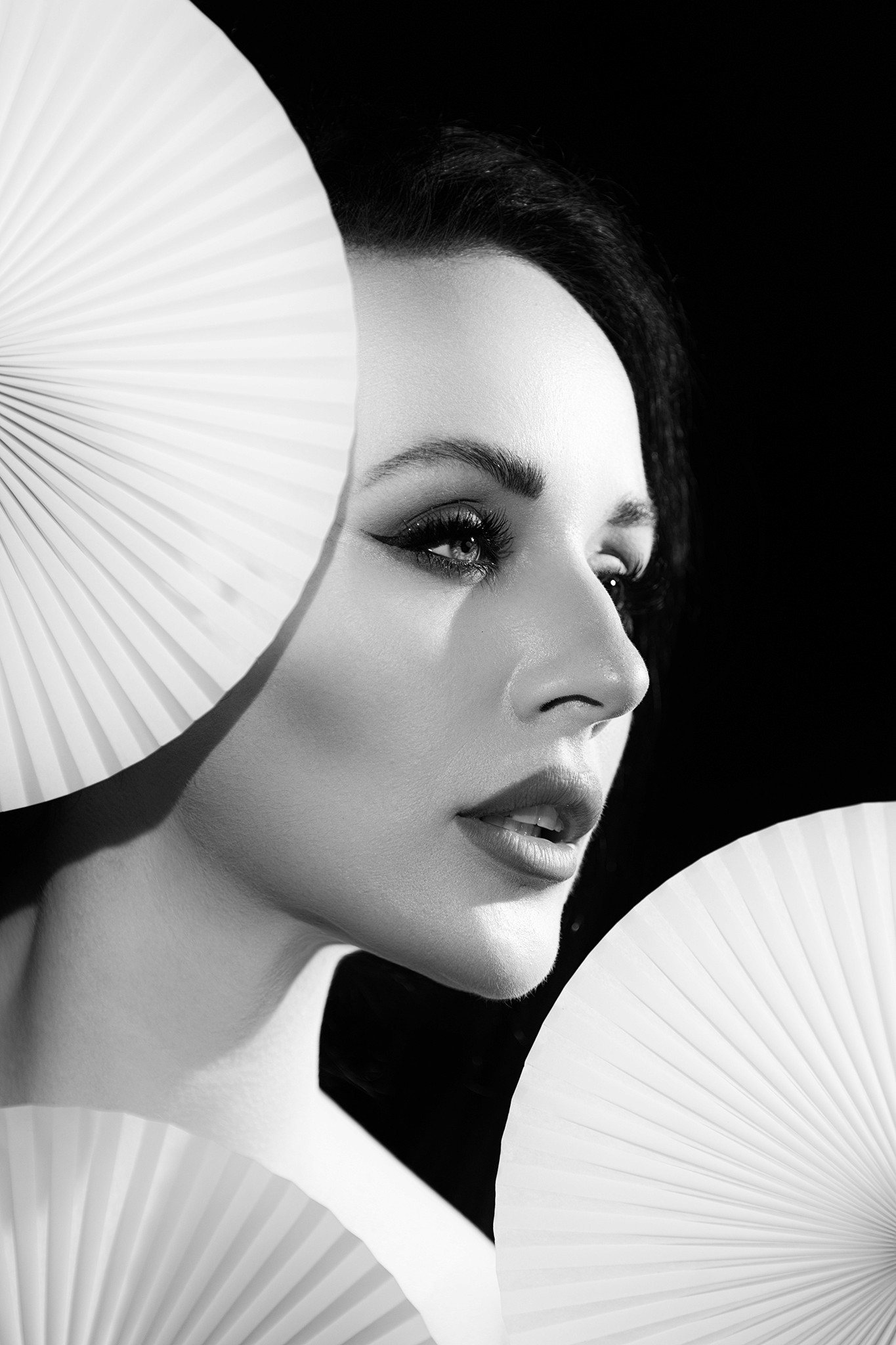 Woman's profile, fan as a compositional element - The Fan - Agnieszka Czyzkowska Photography