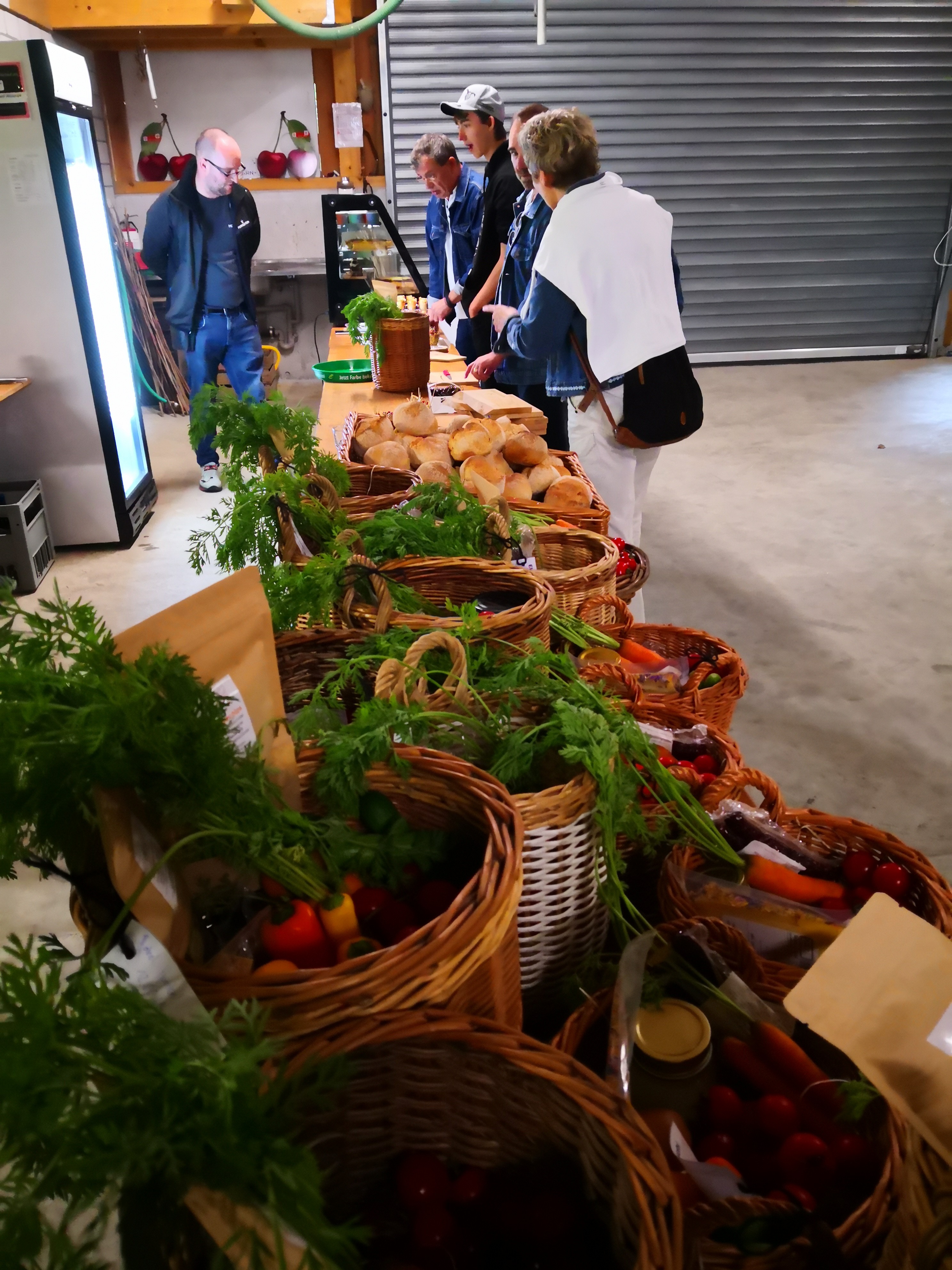 Buffet mit Picknickkörben