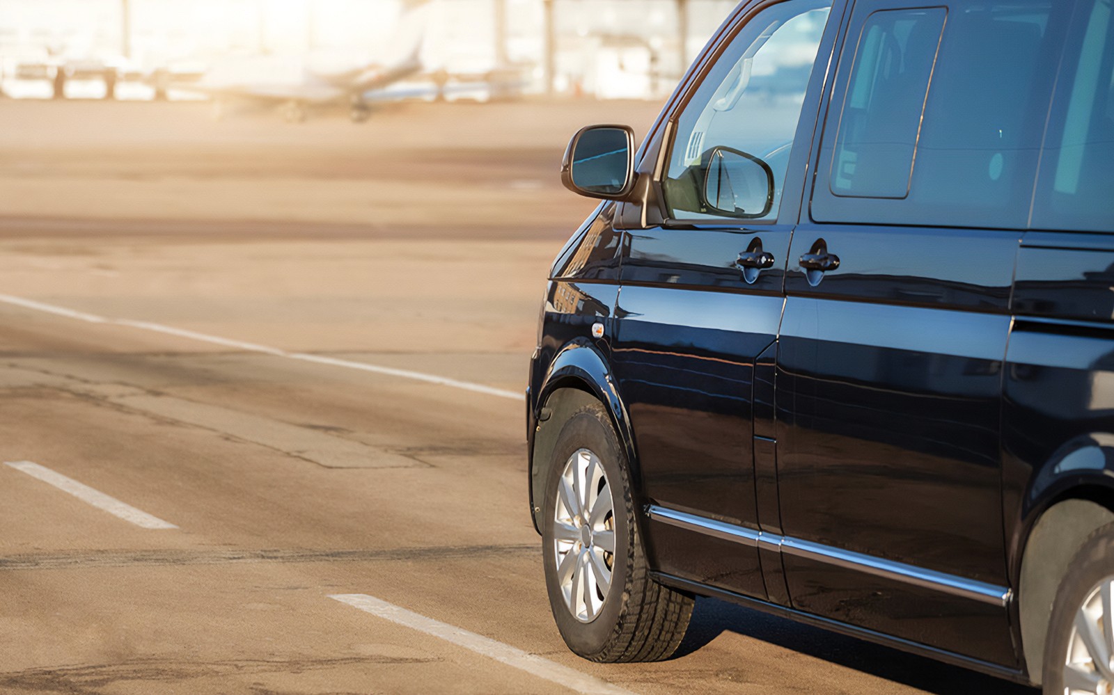 سيارة فان متوقفة في مطار كابادوكيا لخدمة النقل الخاص.