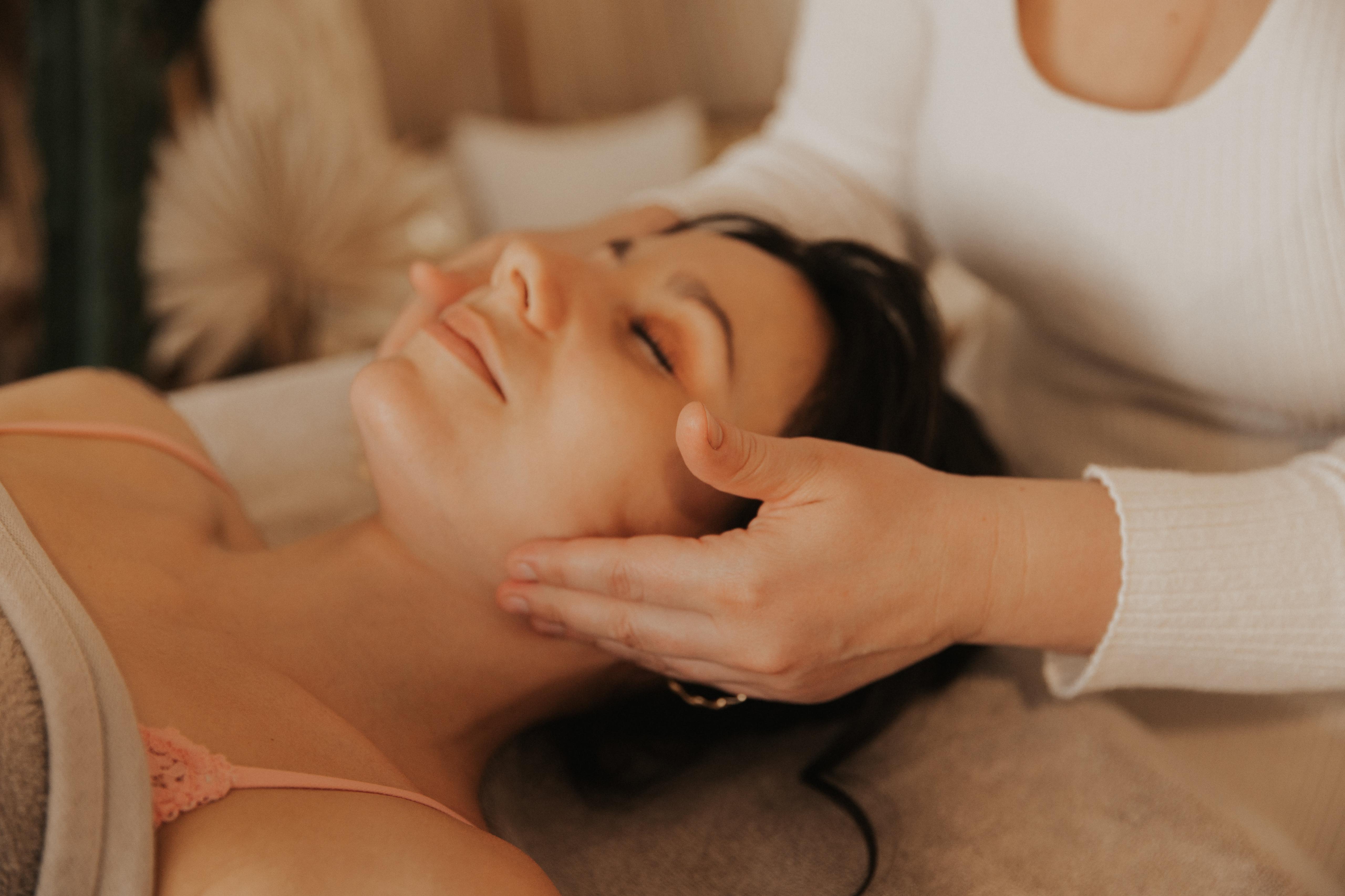 Soin visage Glow Maternité réalisé dans un cadre de formation