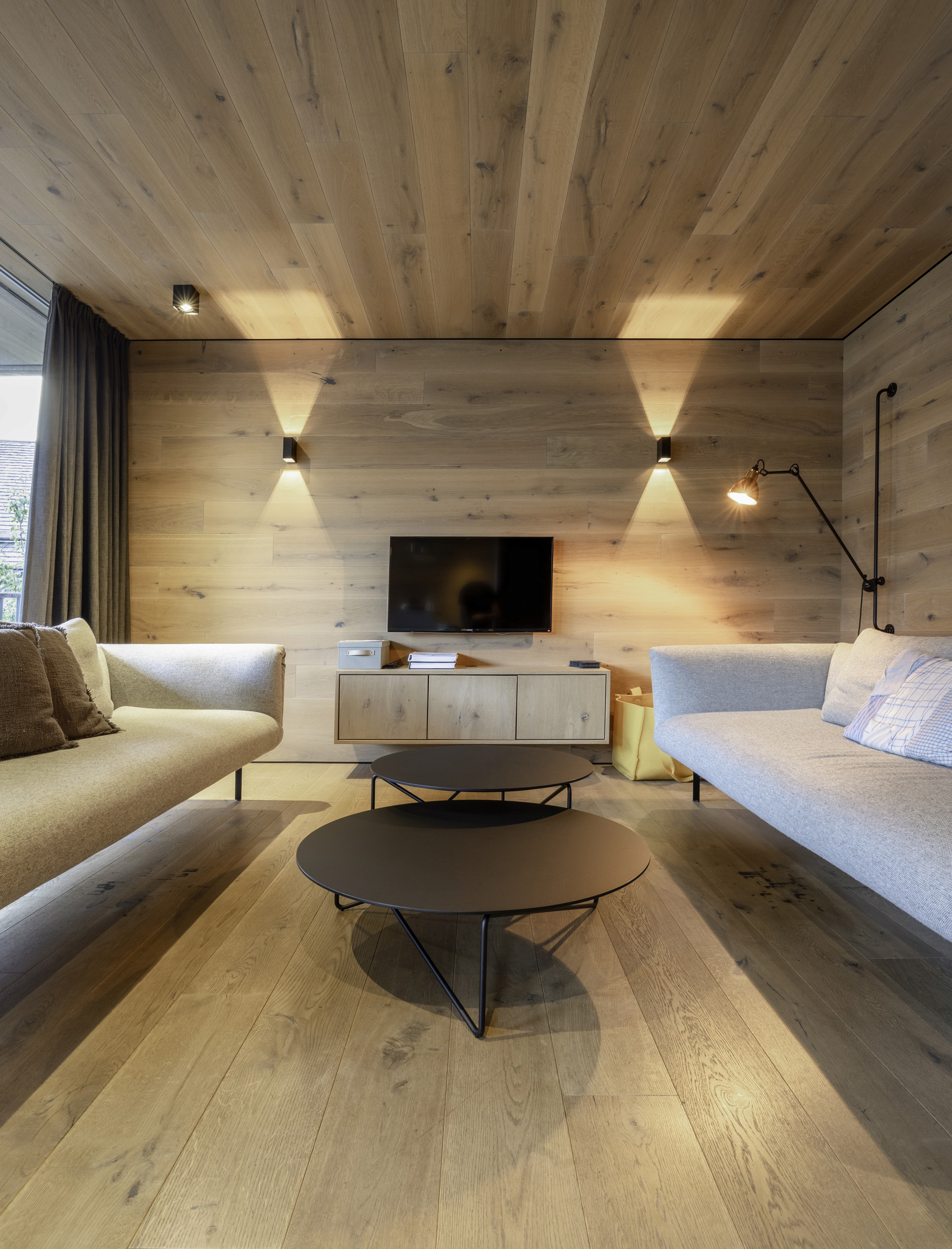 The living room of Auf da Leitn 8 with two sofas and a TV.