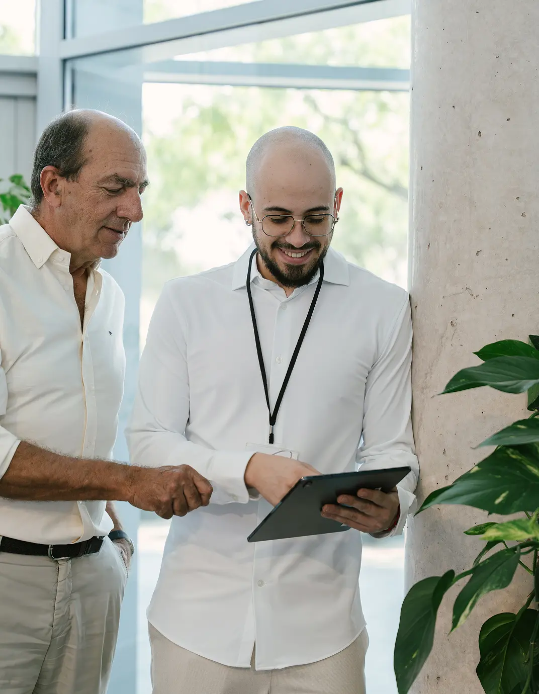 Dos personas revisando una tablet