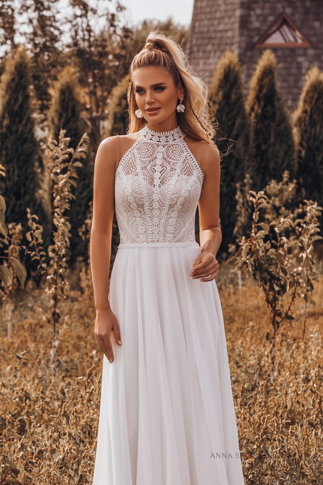 Eine Braut in einem verspielten Hochzeitskleid berät sich mit ihrer Stylistin.