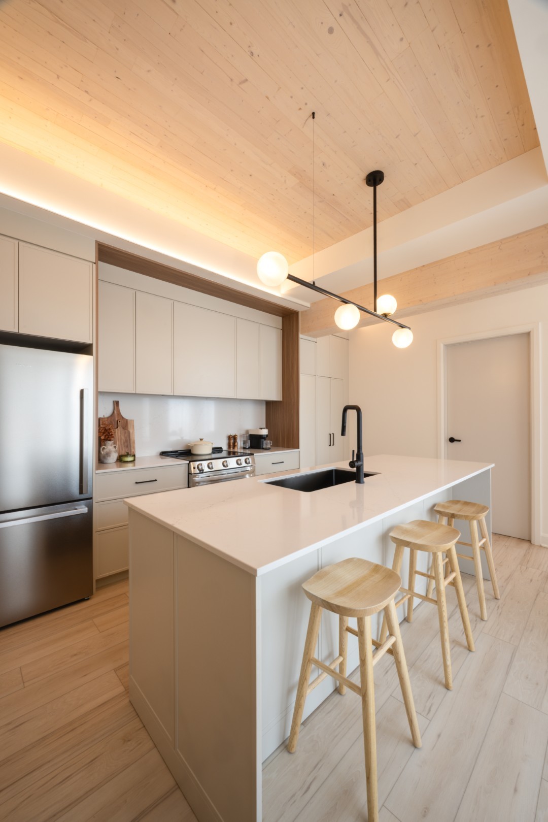 Cuisine innovante en bois massif et quartz.