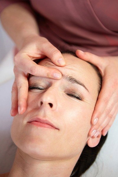 Twarz kobiety podczas zabiegu kosmetologicznego u Pauliny Cieszyńskiej w Bydgoszczy