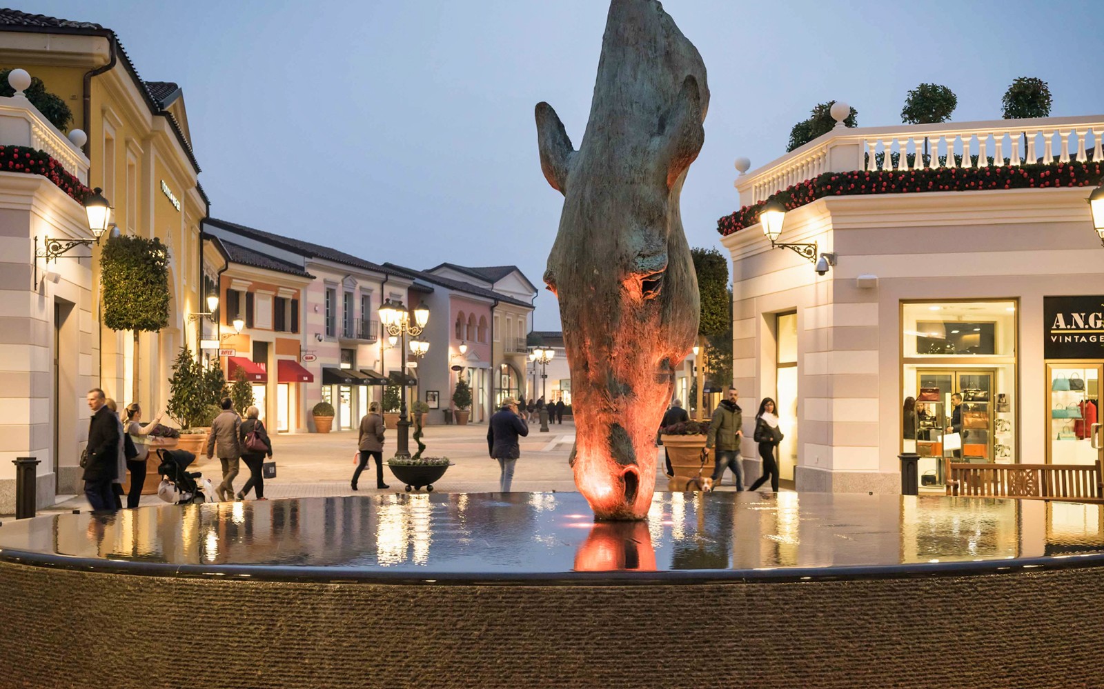Serravalle Designer Outlet með hestastyttu og verslunarfólki, með flutning frá Mílanó.